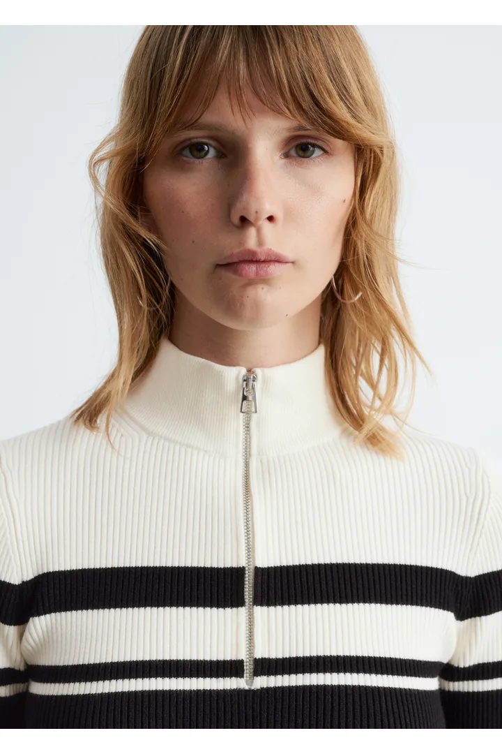 앤아더스토리즈 집 탑 모크 넥 스웨터의 블랙ㅣ카키컬러 ECOMLook입니다.