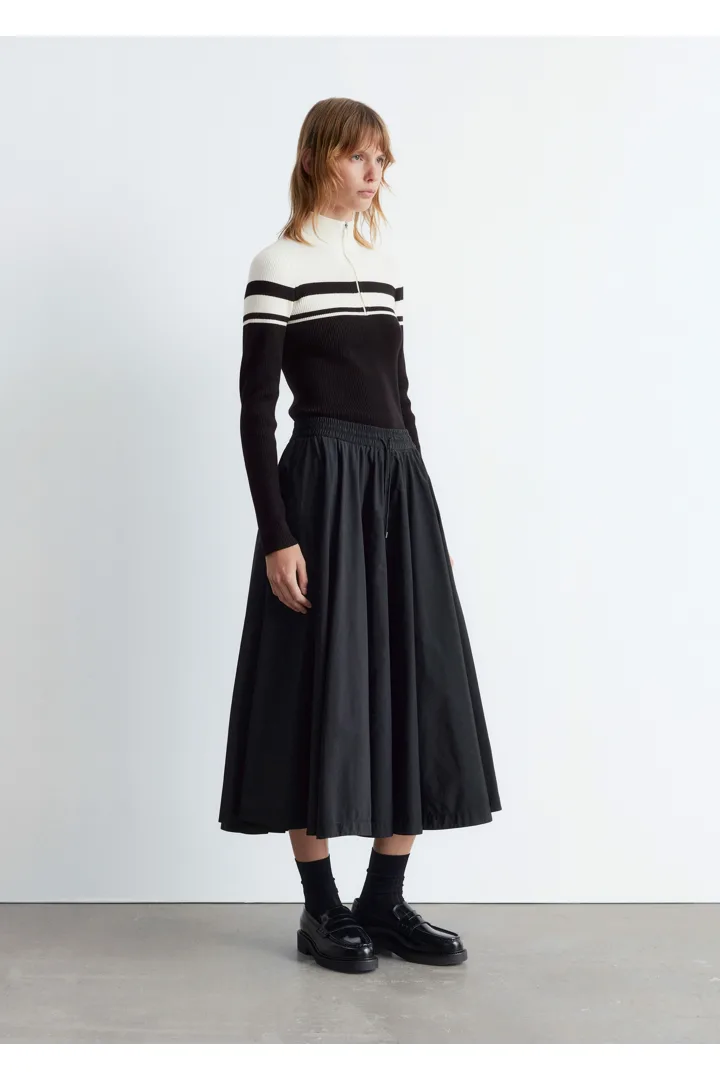 앤아더스토리즈 집 탑 모크 넥 스웨터의 블랙ㅣ카키컬러 ECOMLook입니다.