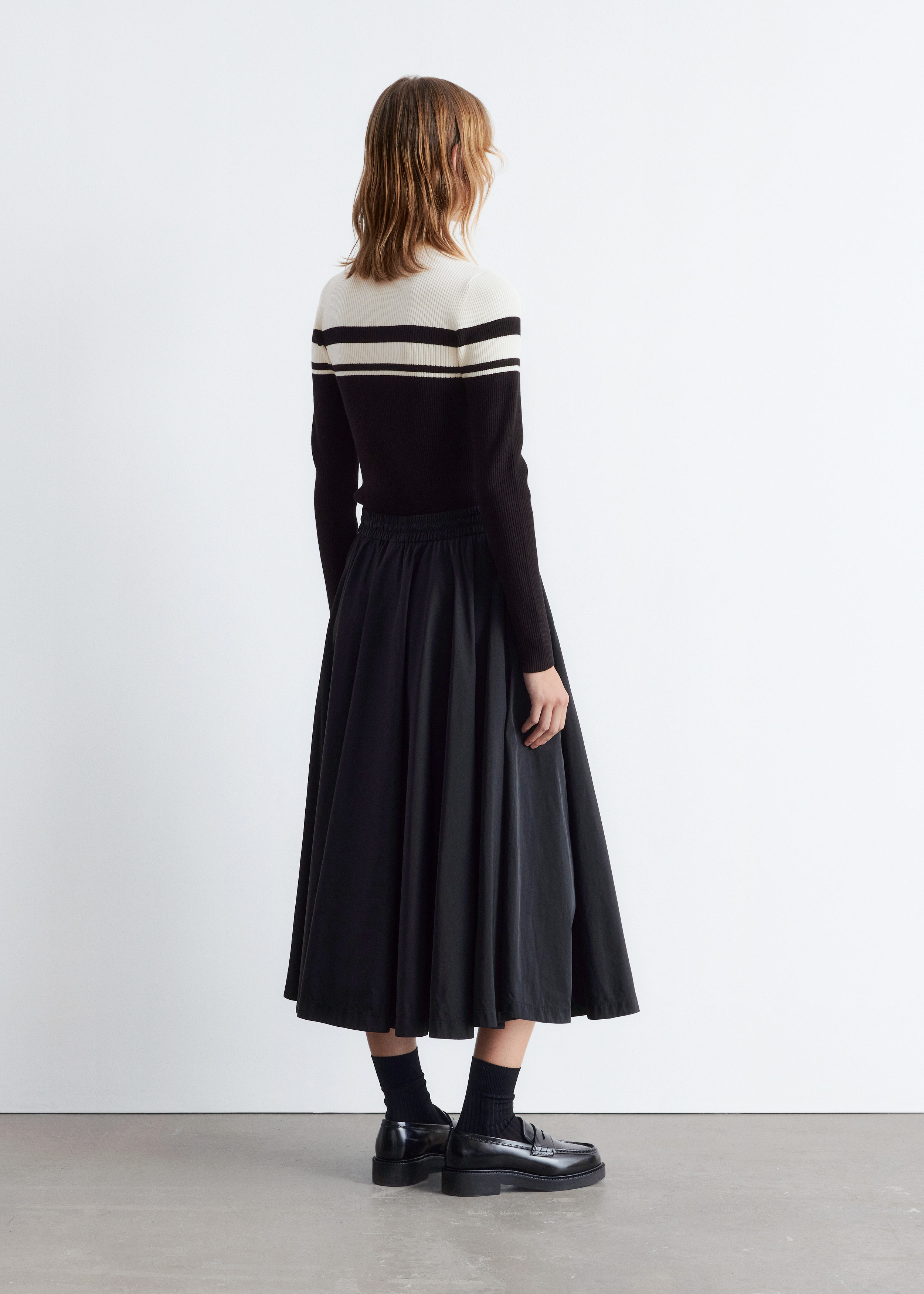 앤아더스토리즈 집 탑 모크 넥 스웨터의 블랙ㅣ카키컬러 ECOMLook입니다.