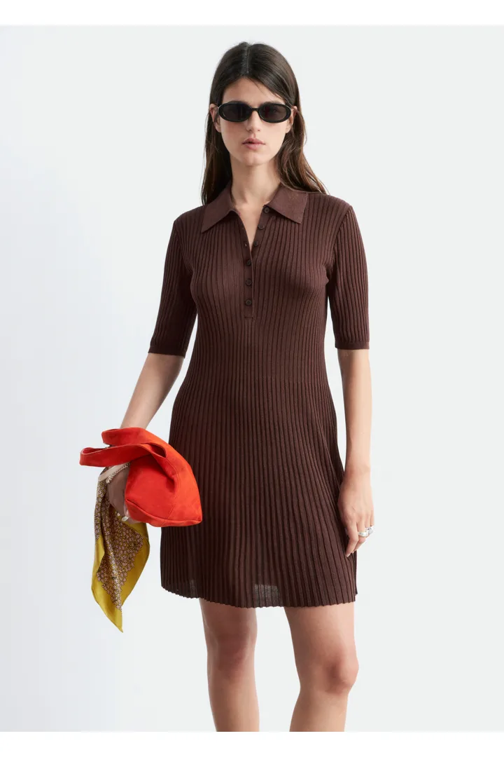 앤아더스토리즈 니트 미니 드레스의 다크 브라운컬러 ECOMLook입니다.