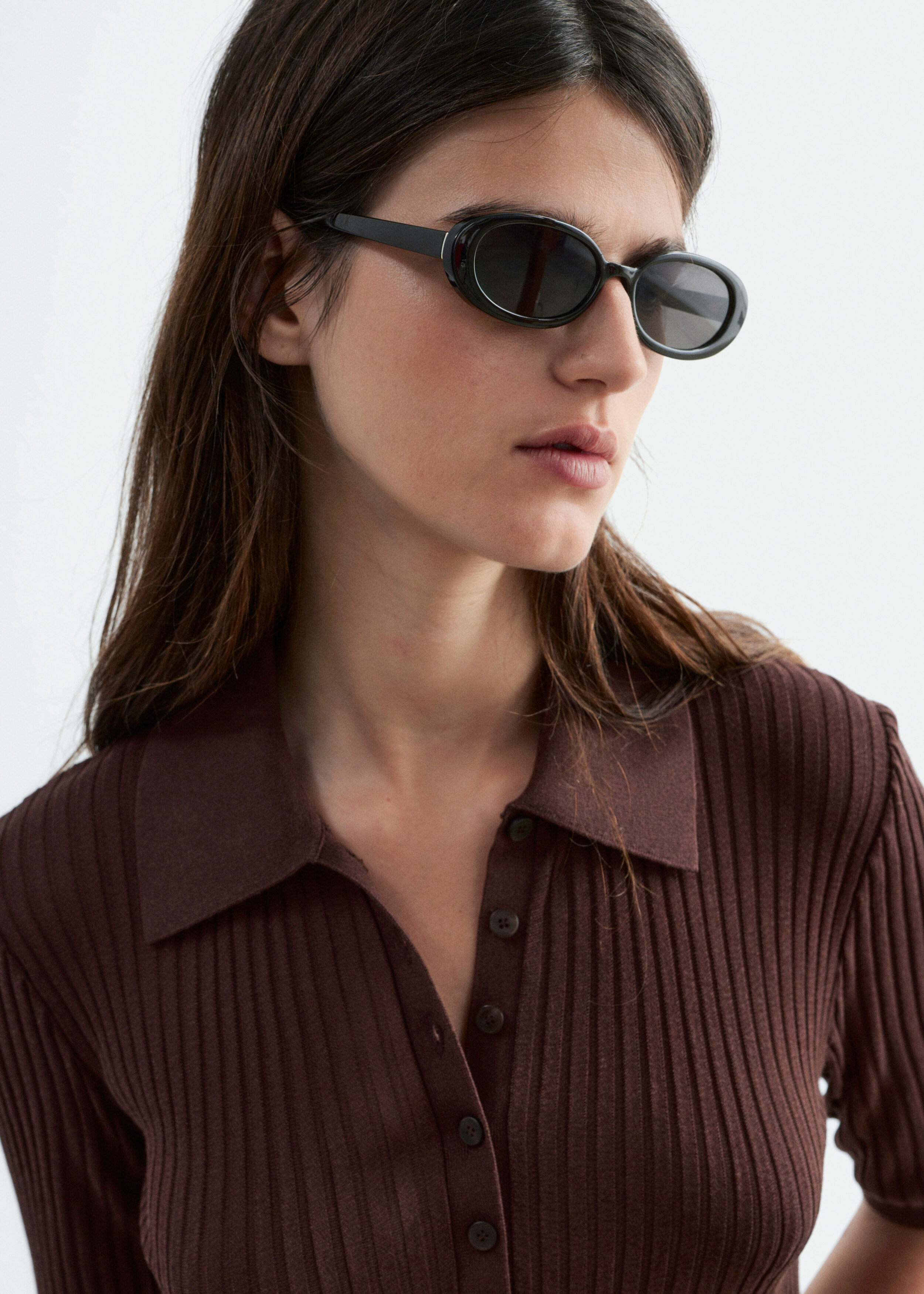 앤아더스토리즈 니트 미니 드레스의 다크 브라운컬러 ECOMLook입니다.