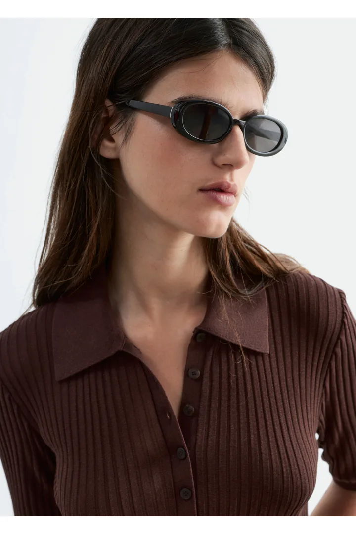 앤아더스토리즈 니트 미니 드레스의 다크 브라운컬러 ECOMLook입니다.