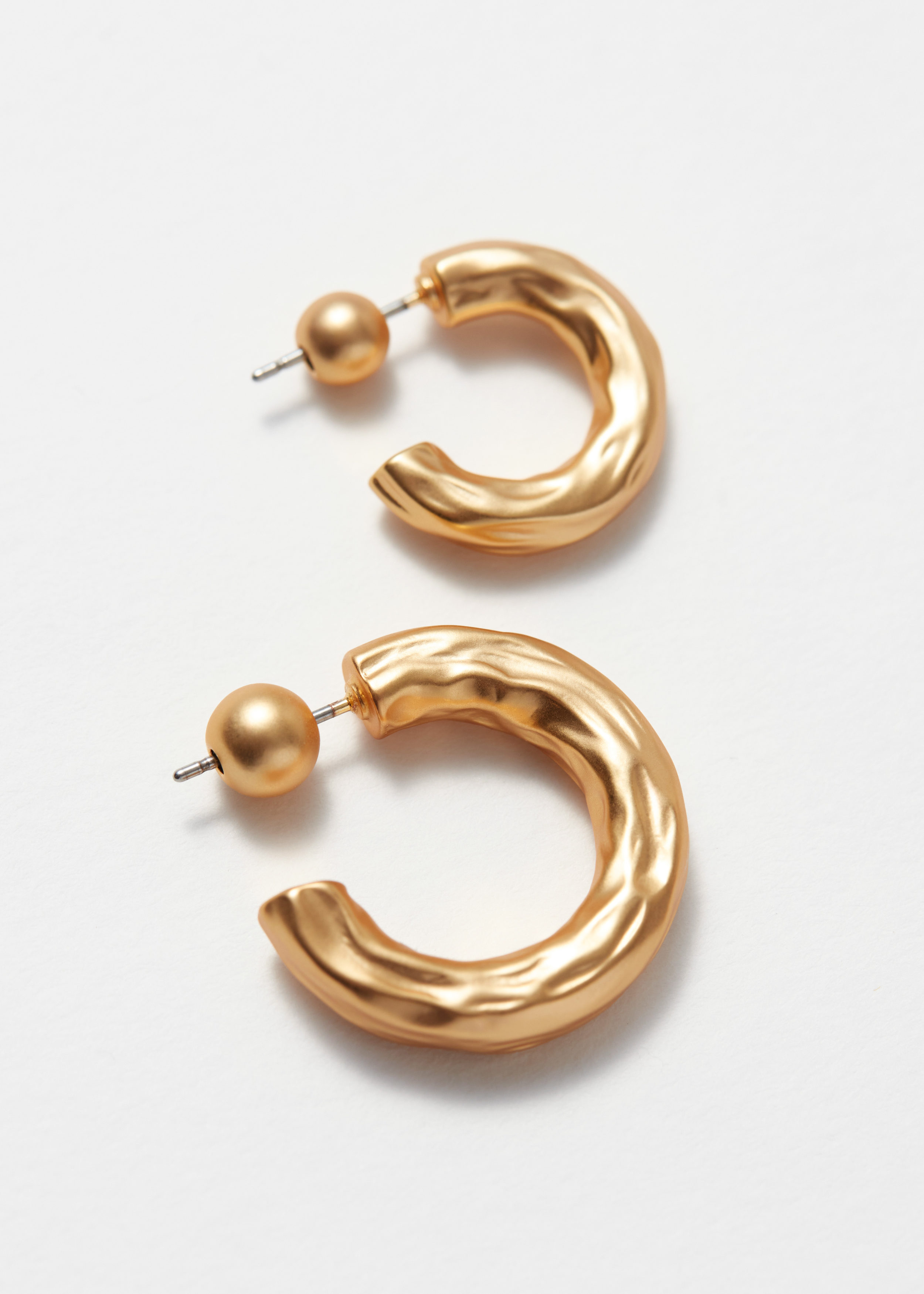 앤아더스토리즈 텍스처 후프 이어링 세트의 골드컬러 Product입니다.