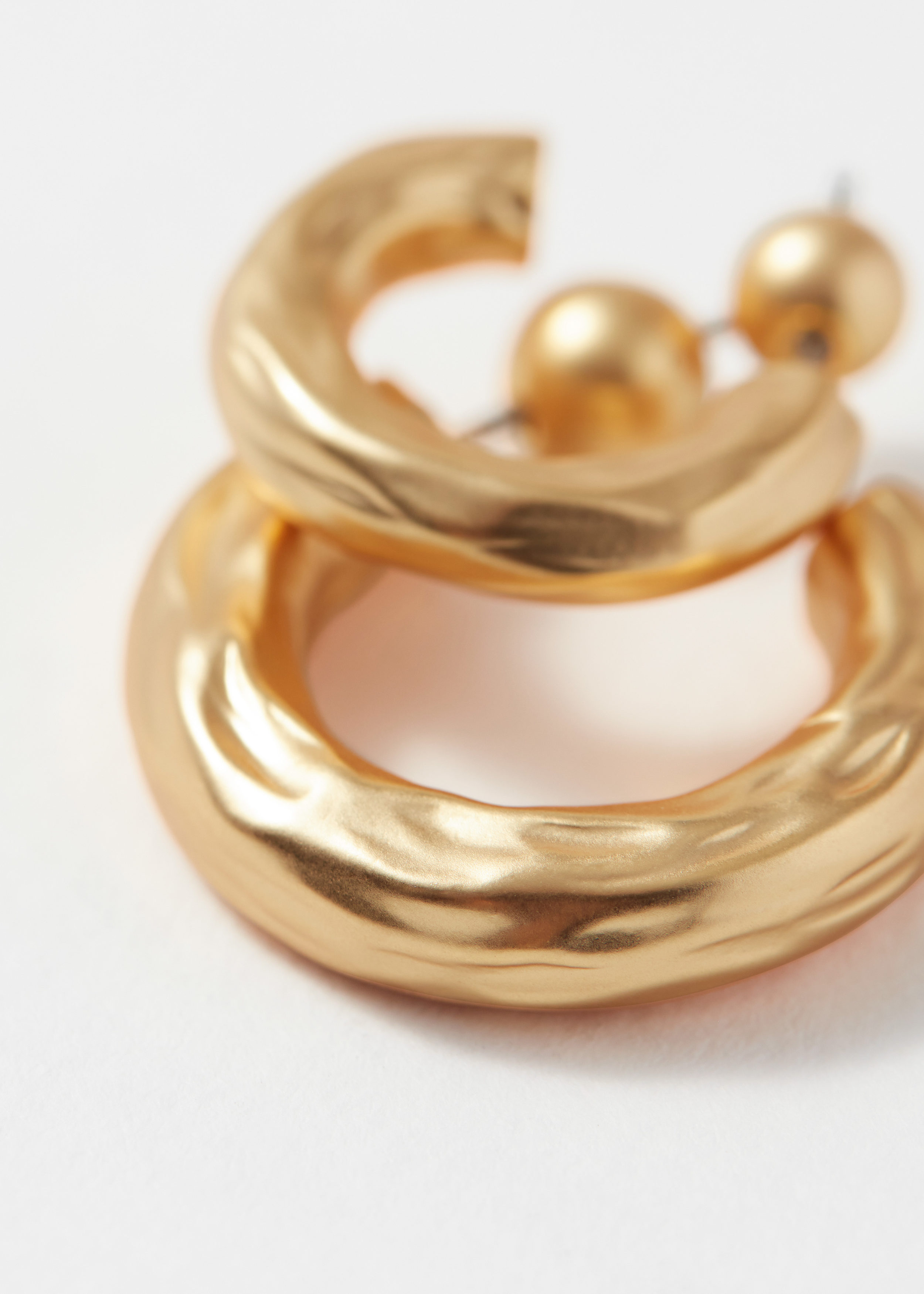 앤아더스토리즈 텍스처 후프 이어링 세트의 골드컬러 Detail입니다.