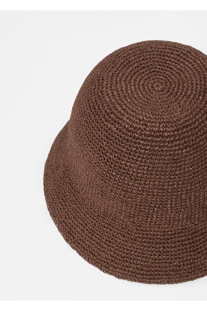 앤아더스토리즈 우븐 스트로 버켓 햇의 다크 브라운컬러 Detail입니다.