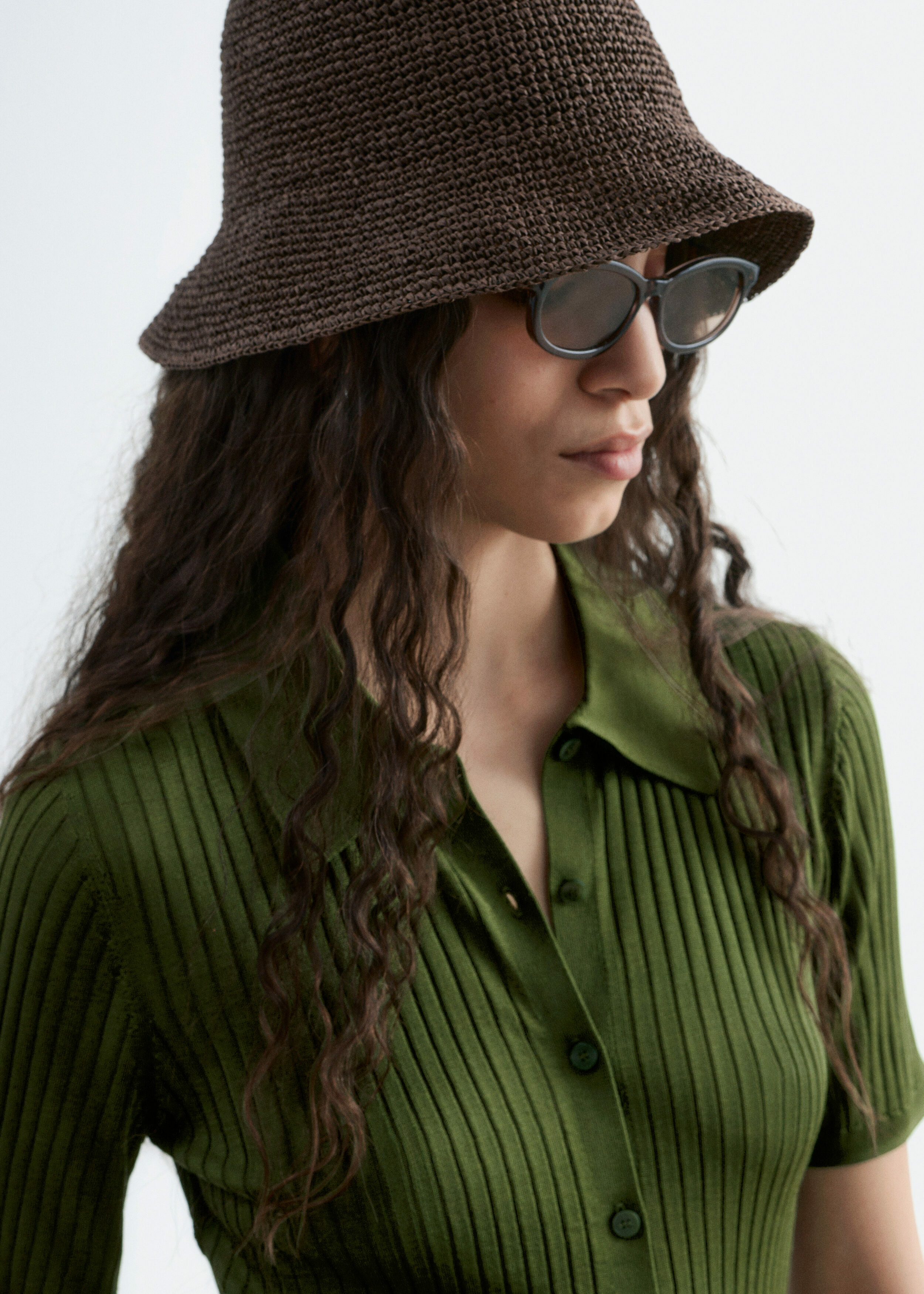 앤아더스토리즈 우븐 스트로 버켓 햇의 다크 브라운컬러 ECOMLook입니다.