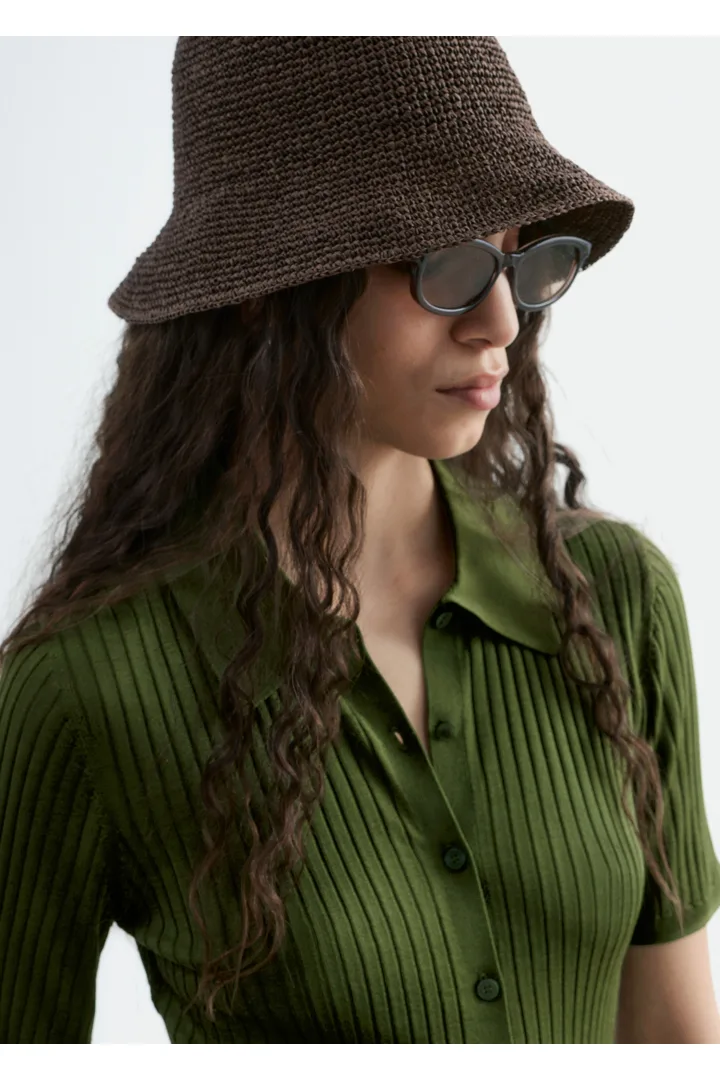 앤아더스토리즈 우븐 스트로 버켓 햇의 다크 브라운컬러 ECOMLook입니다.