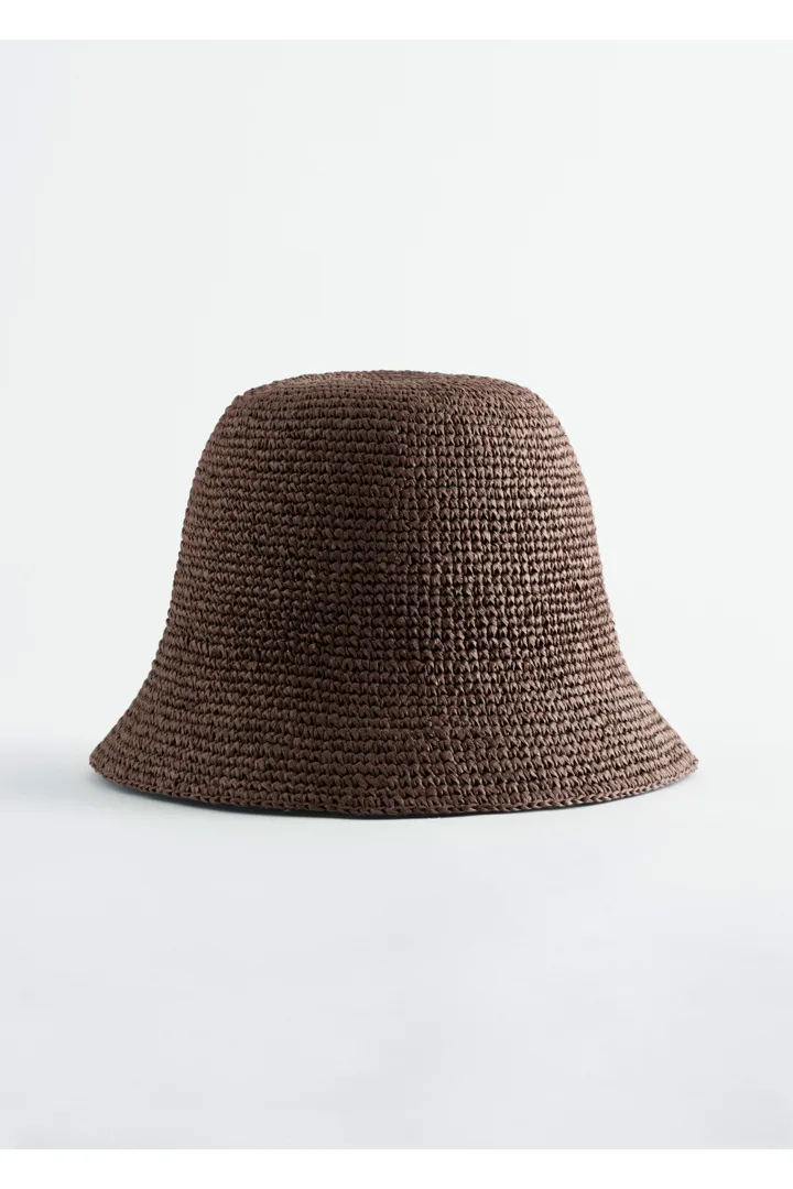 앤아더스토리즈 우븐 스트로 버켓 햇의 다크 브라운컬러 Product입니다.
