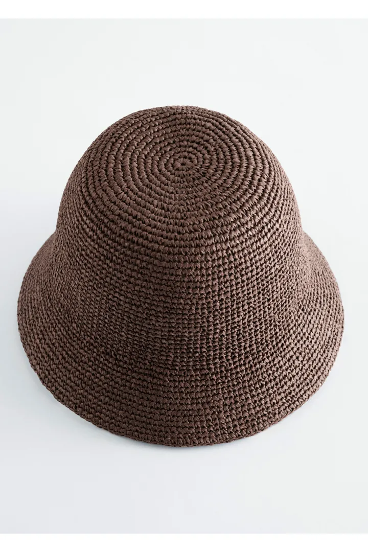 앤아더스토리즈 우븐 스트로 버켓 햇의 다크 브라운컬러 Product입니다.
