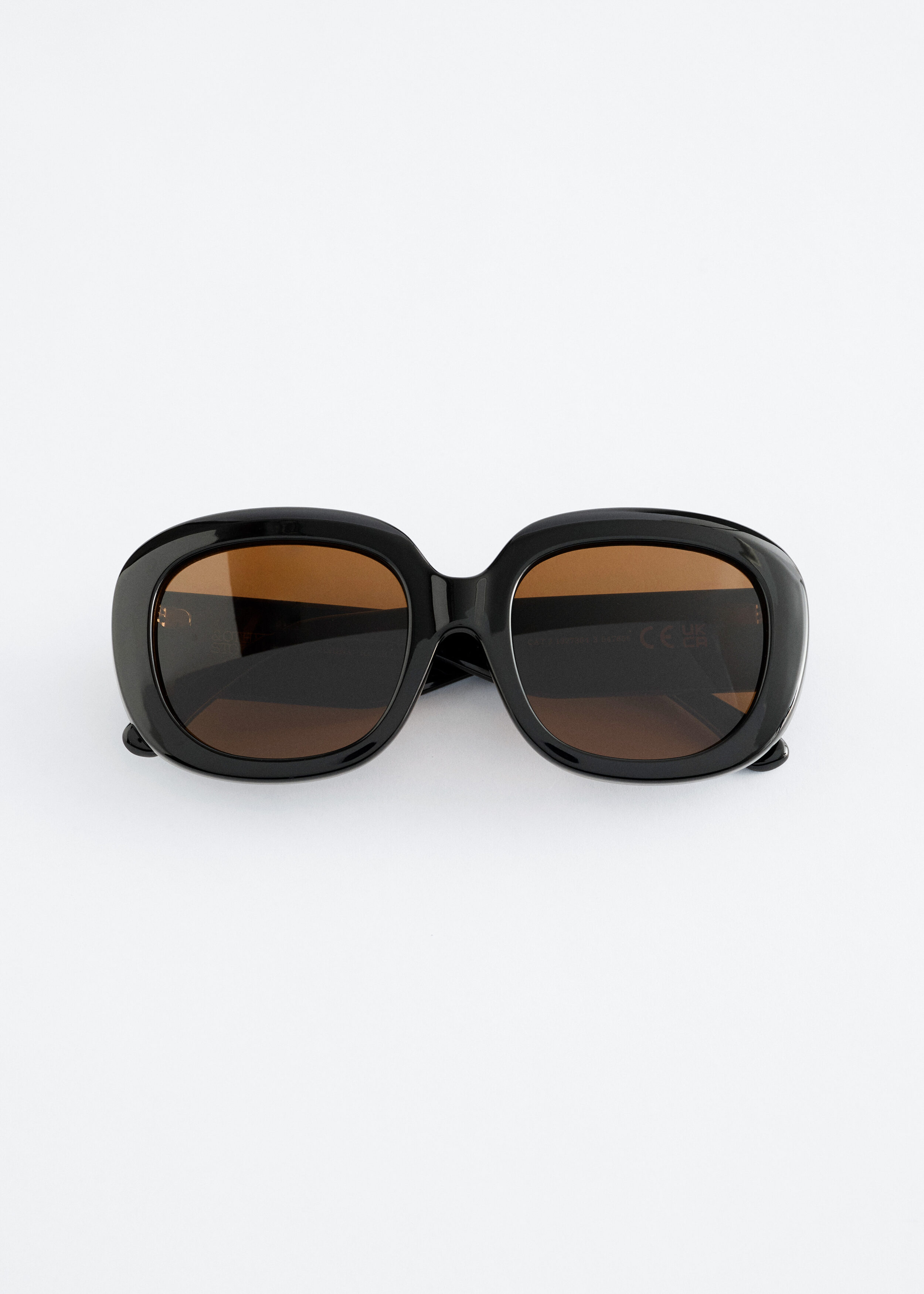 앤아더스토리즈 오버사이즈 선글라스의 블랙컬러 Product입니다.