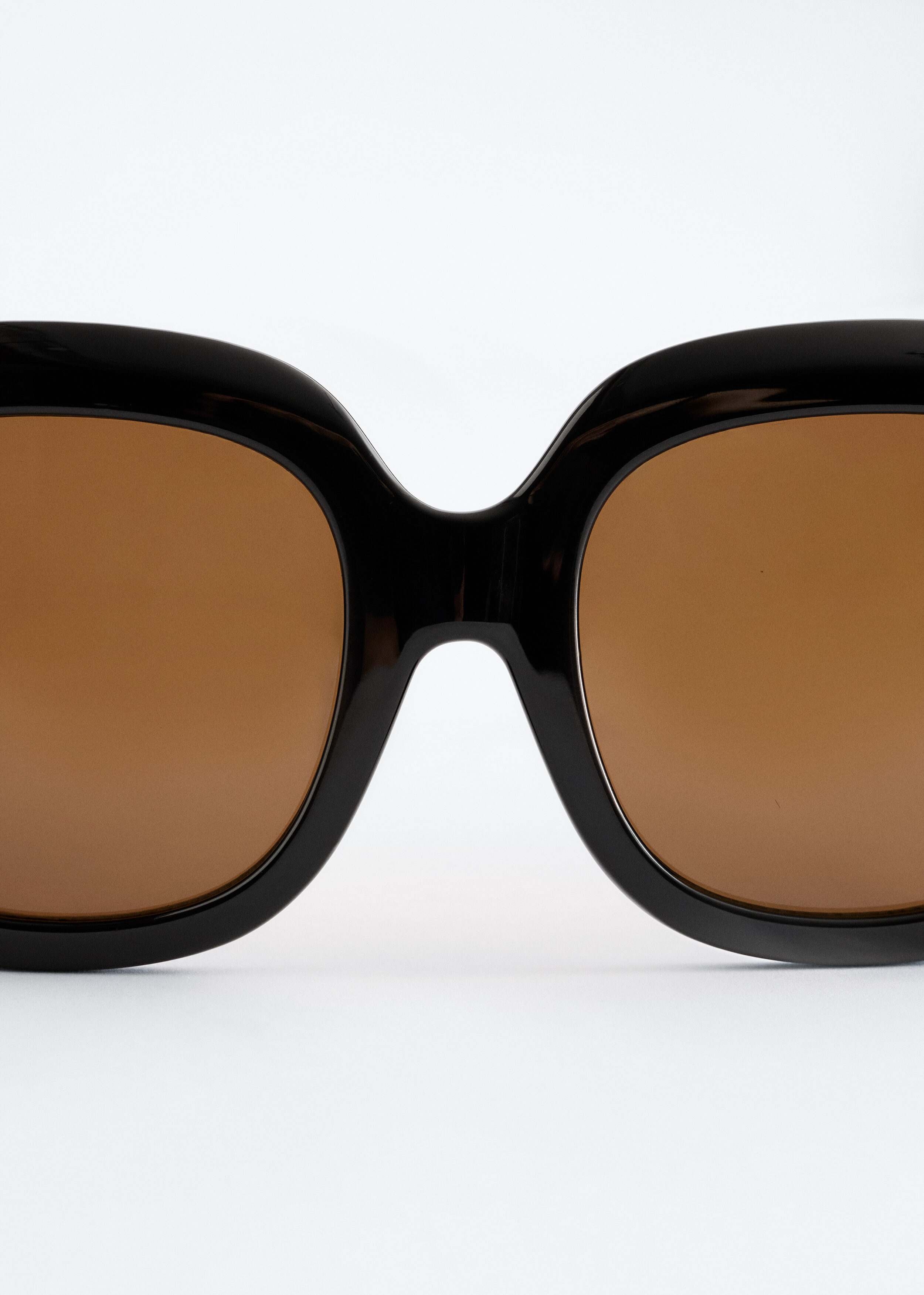 앤아더스토리즈 오버사이즈 선글라스의 블랙컬러 Detail입니다.