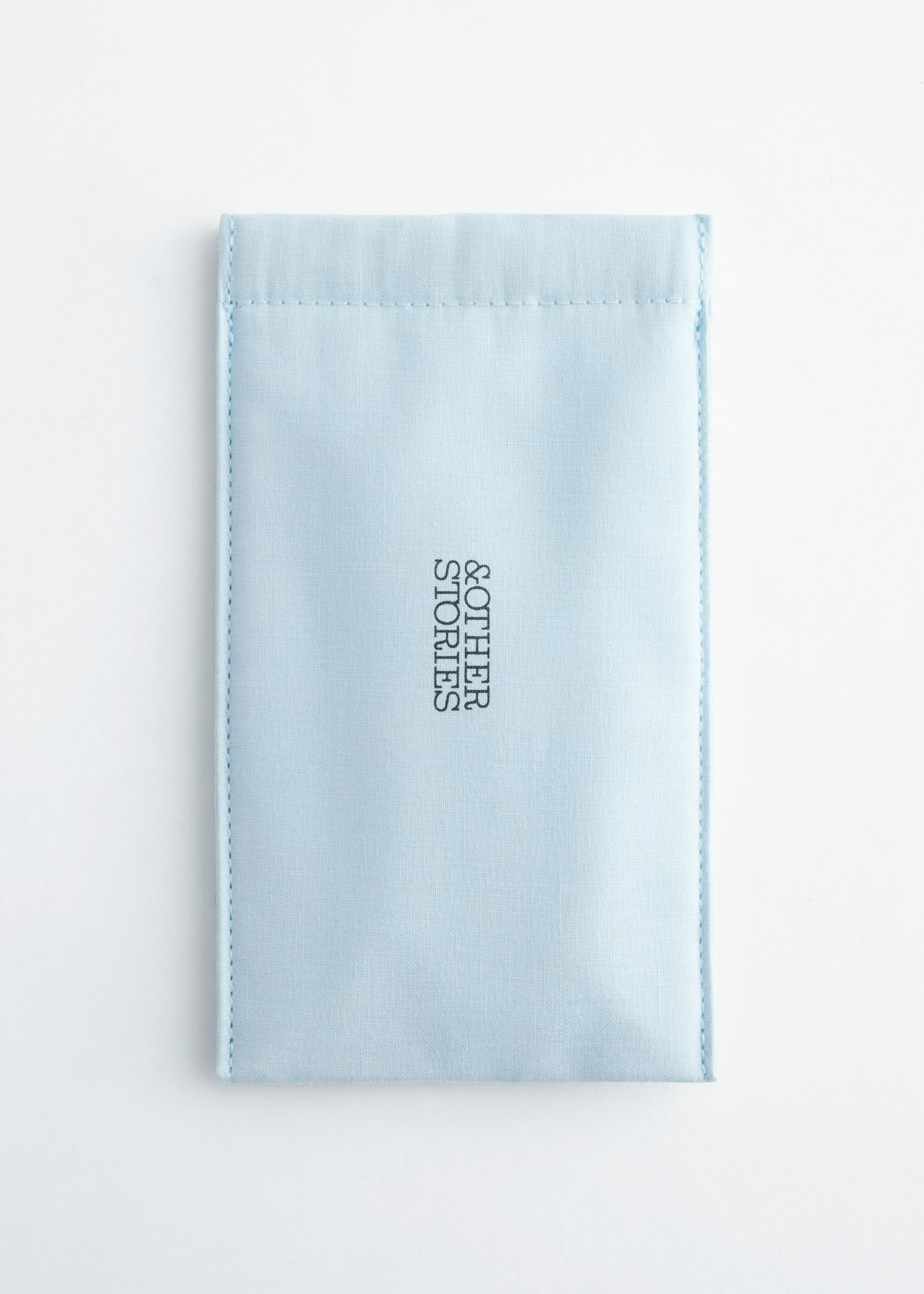 앤아더스토리즈 오버사이즈 선글라스의 블랙컬러 Detail입니다.