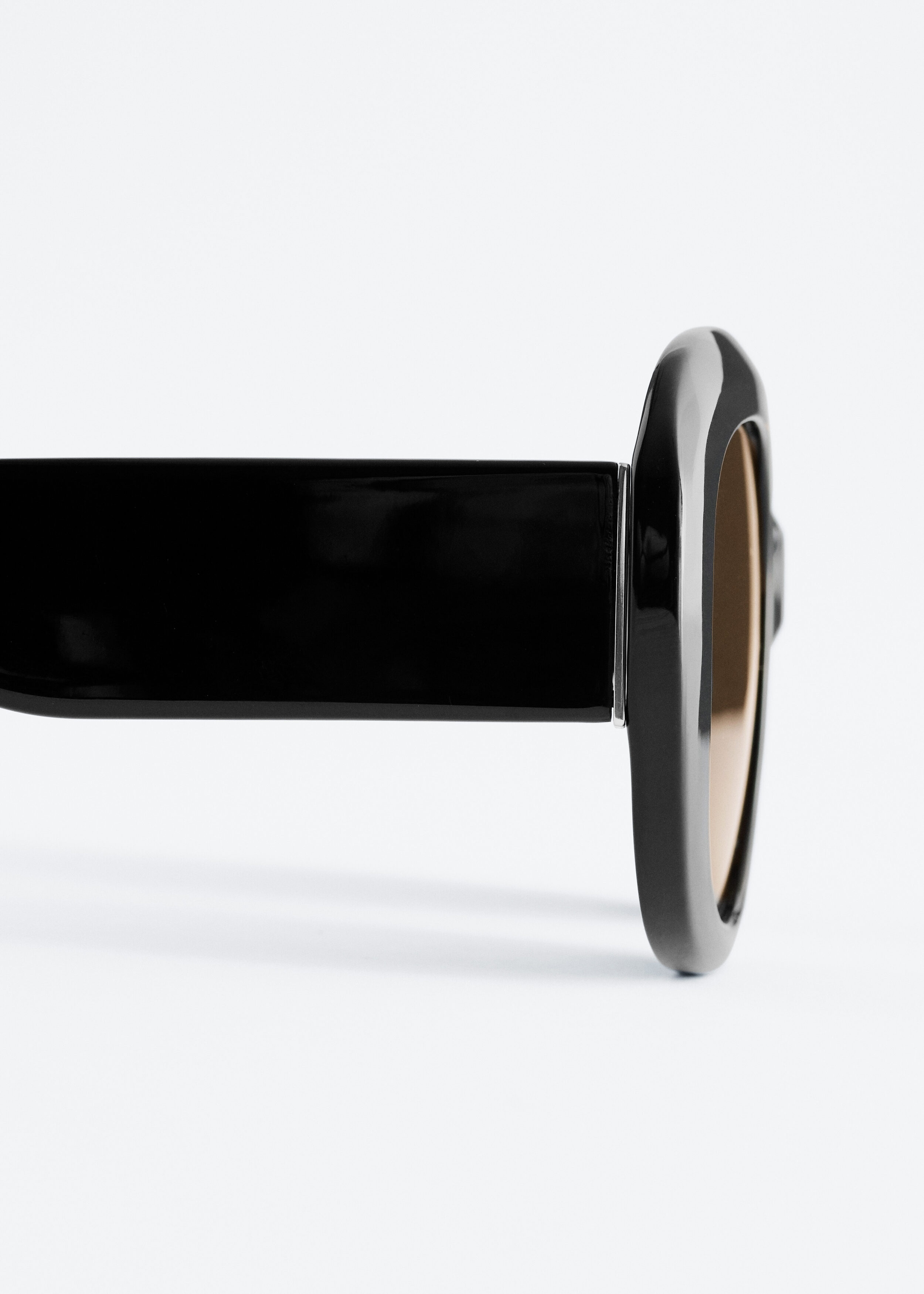 앤아더스토리즈 오버사이즈 선글라스의 블랙컬러 Detail입니다.