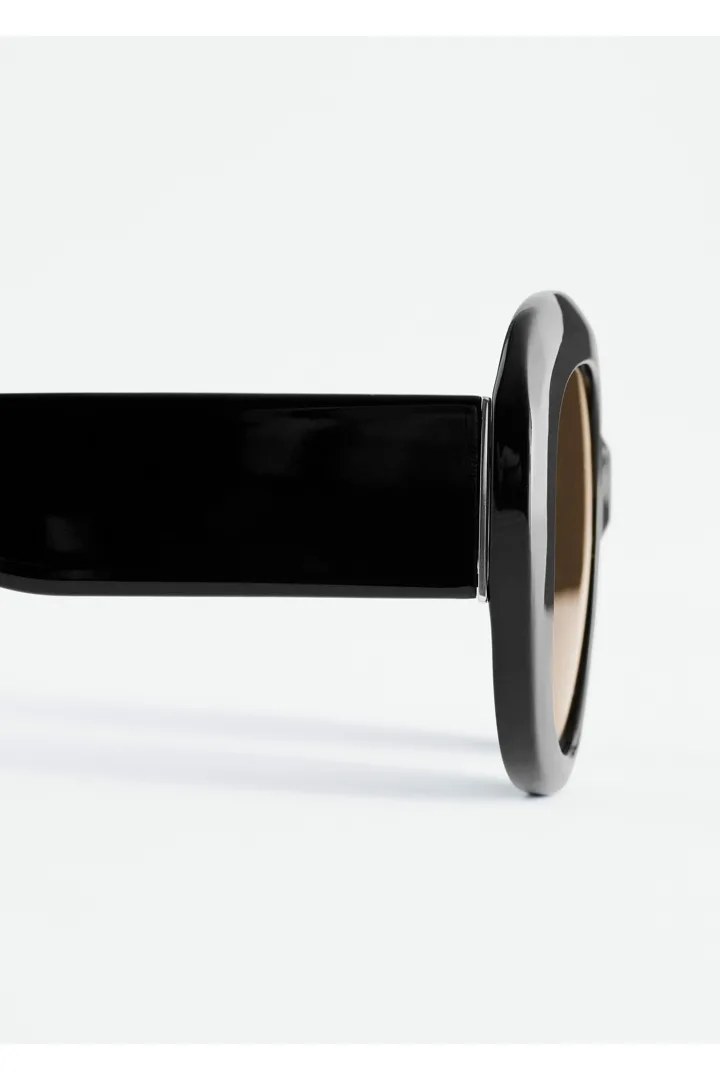 앤아더스토리즈 오버사이즈 선글라스의 블랙컬러 Detail입니다.