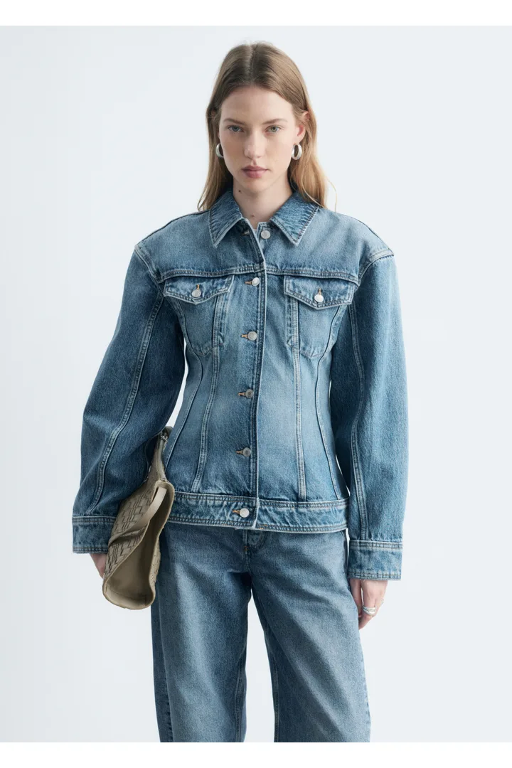 앤아더스토리즈 스컬프트 데님 자켓 의 워시드 미드 블루 컬러 ECOMLook입니다.