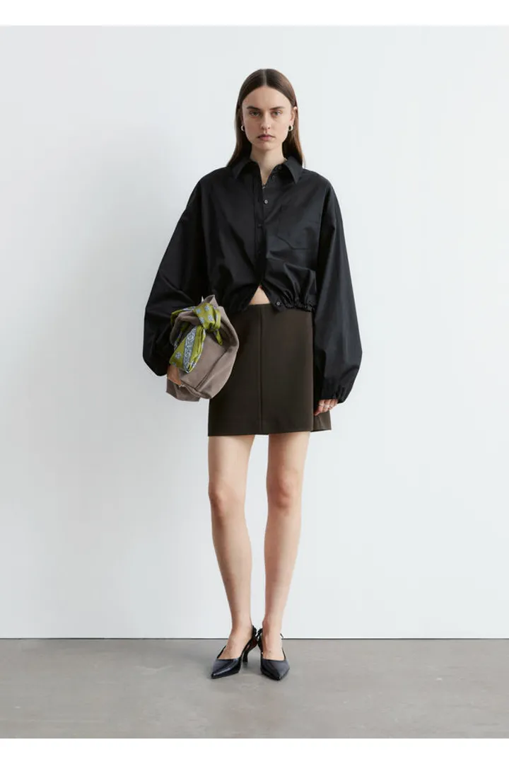 앤아더스토리즈 크롭 드로스트링 셔츠의 블랙컬러 ECOMLook입니다.