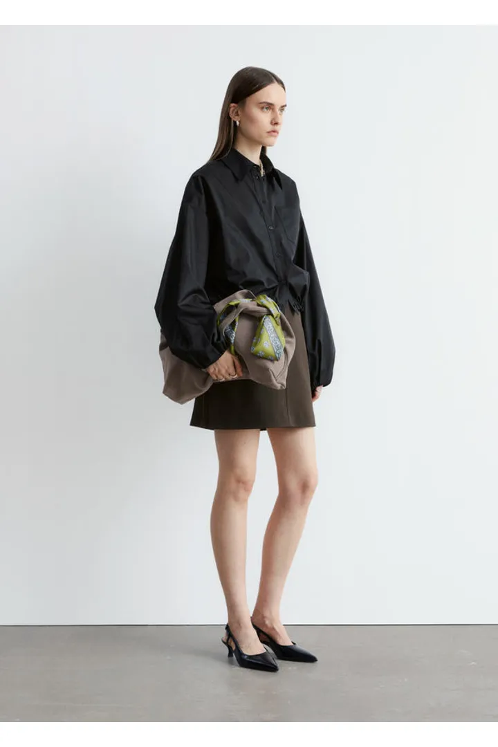 앤아더스토리즈 크롭 드로스트링 셔츠의 블랙컬러 ECOMLook입니다.