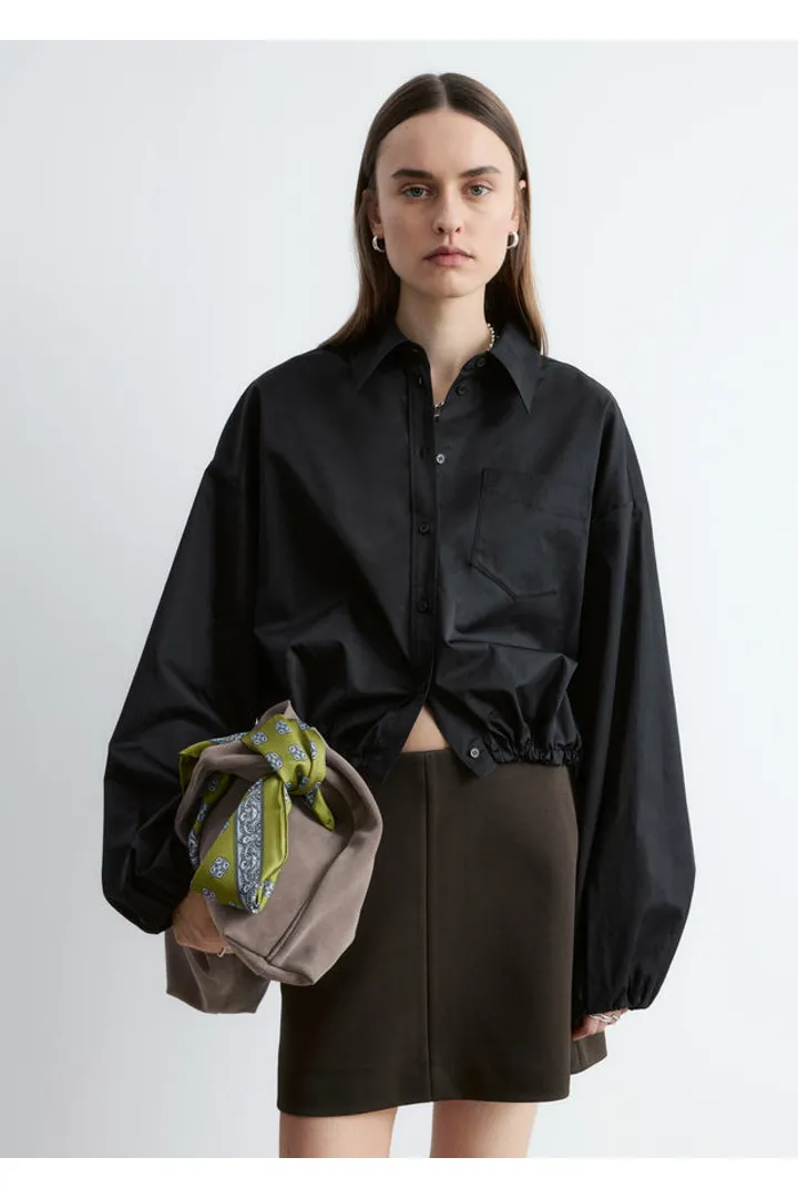 앤아더스토리즈 크롭 드로스트링 셔츠의 블랙컬러 ECOMLook입니다.