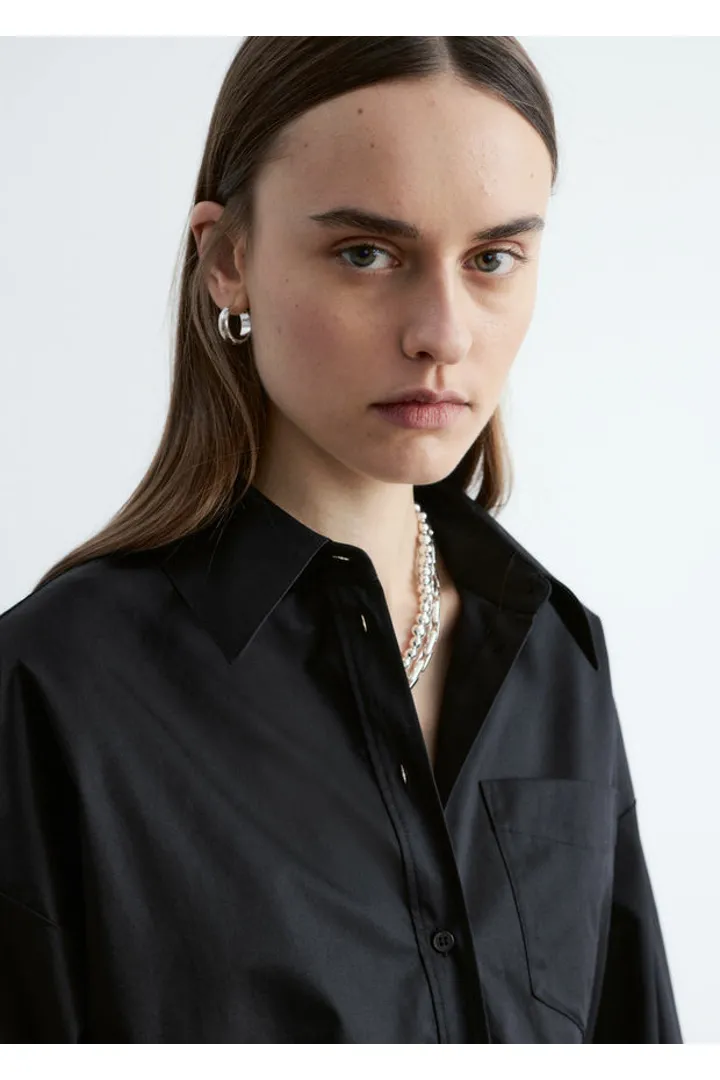 앤아더스토리즈 크롭 드로스트링 셔츠의 블랙컬러 ECOMLook입니다.