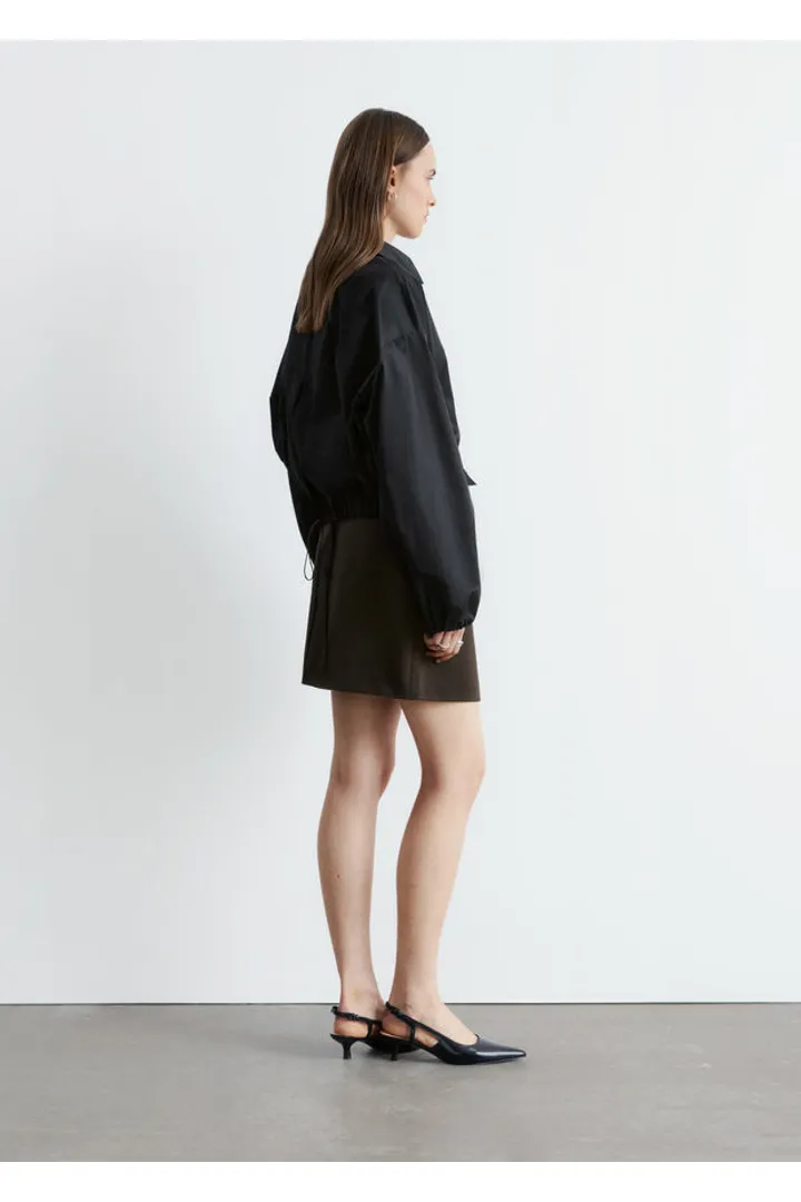 앤아더스토리즈 크롭 드로스트링 셔츠의 블랙컬러 ECOMLook입니다.