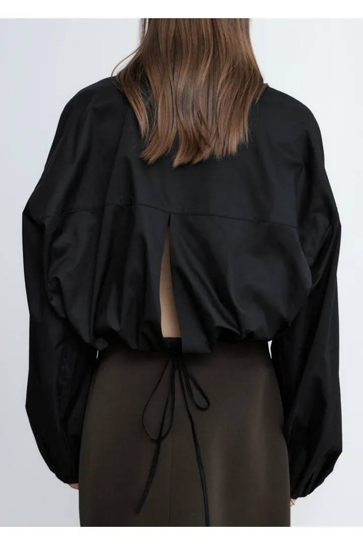 앤아더스토리즈 크롭 드로스트링 셔츠의 블랙컬러 ECOMLook입니다.