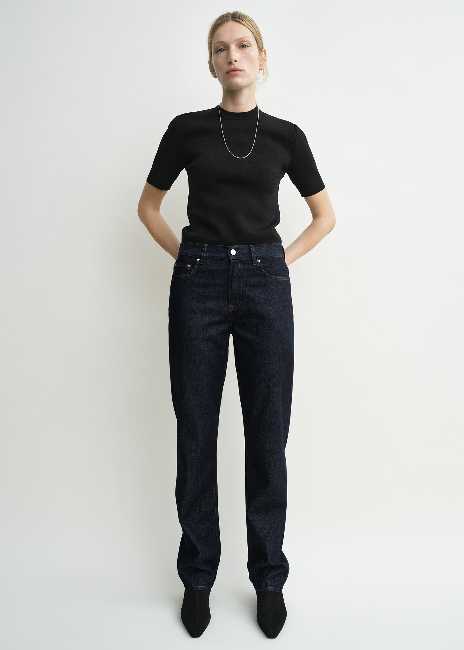 TOTEME 로우 스트레이트 데님 린스드 블루의 린스드 블루컬러 0번쨰 이미지입니다.