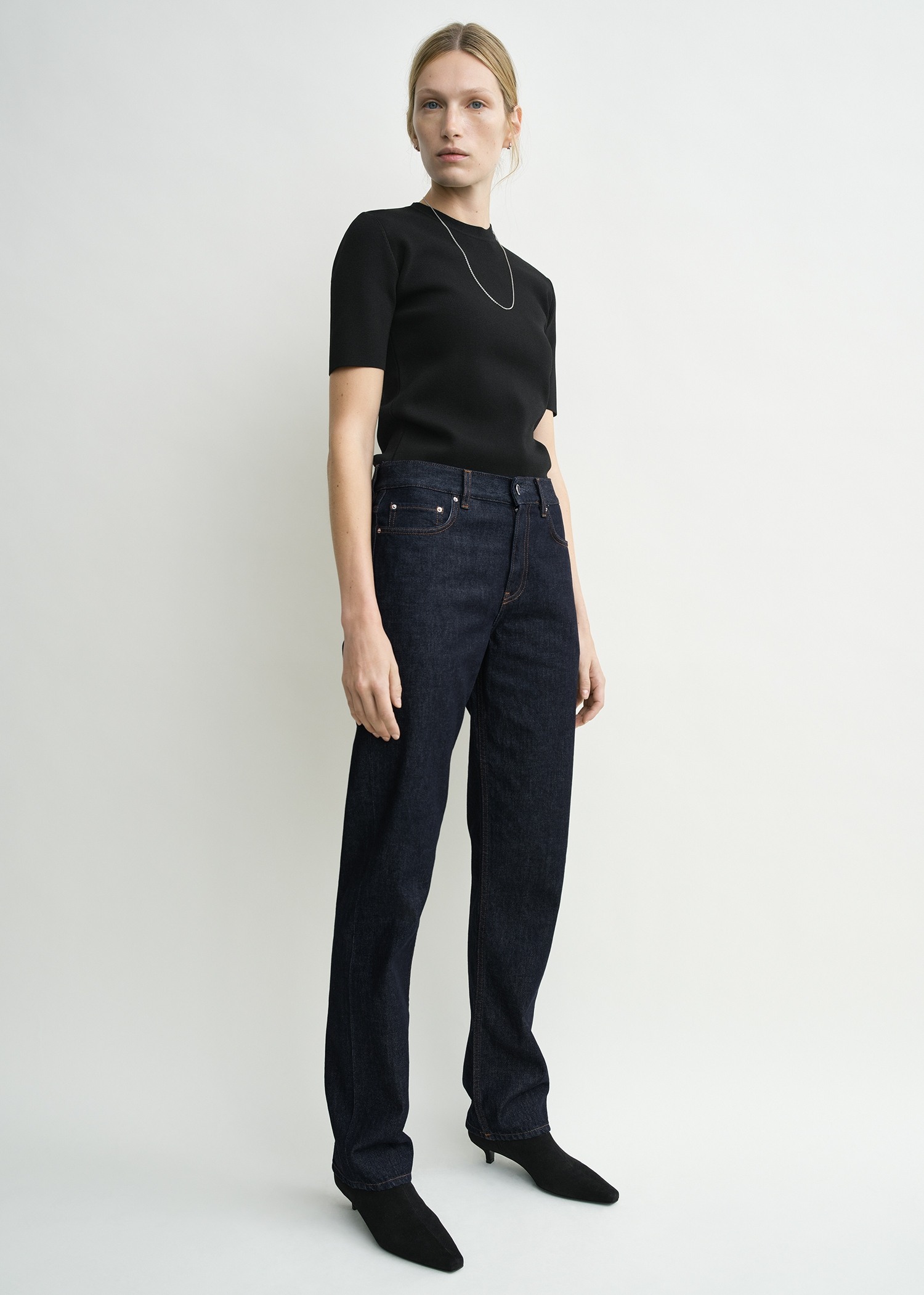 TOTEME 로우 스트레이트 데님 린스드 블루의 린스드 블루컬러 1번쨰 이미지입니다.