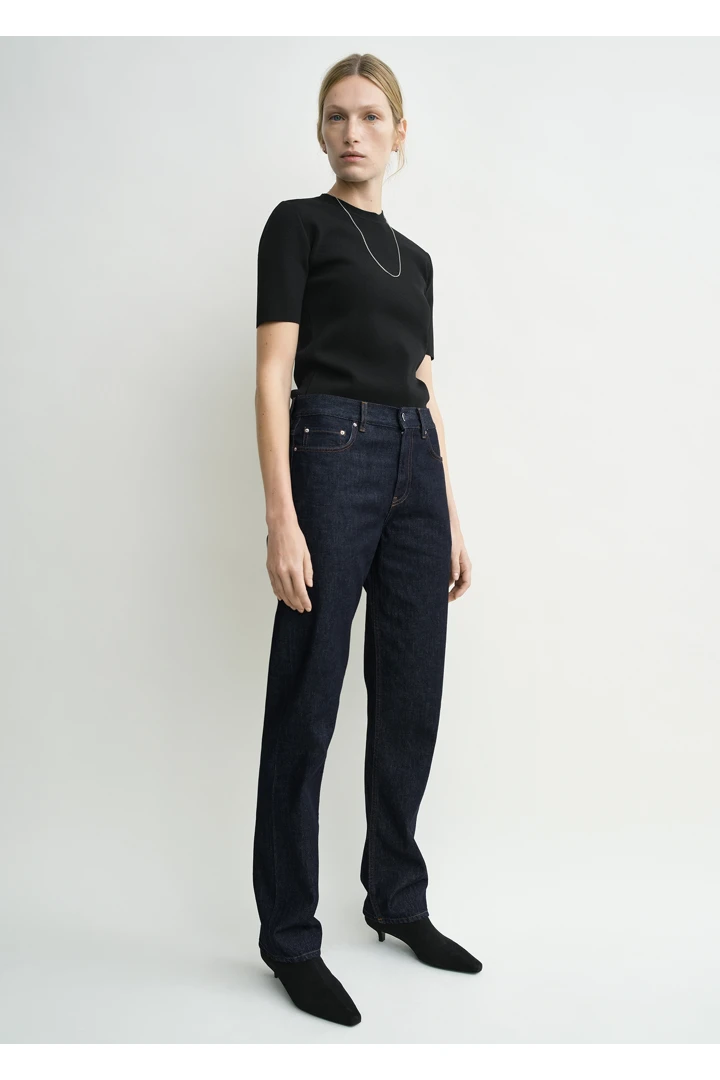 TOTEME 로우 스트레이트 데님 린스드 블루의 린스드 블루컬러 1번쨰 이미지입니다.