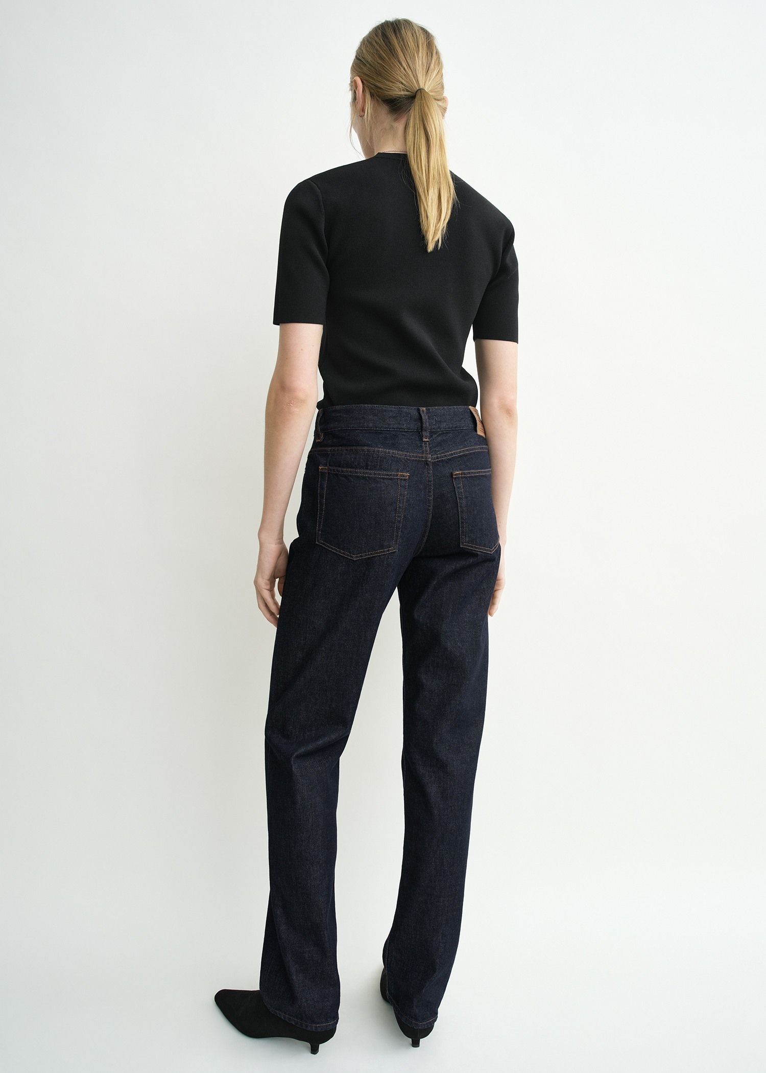 TOTEME 로우 스트레이트 데님 린스드 블루의 린스드 블루컬러 2번쨰 이미지입니다.