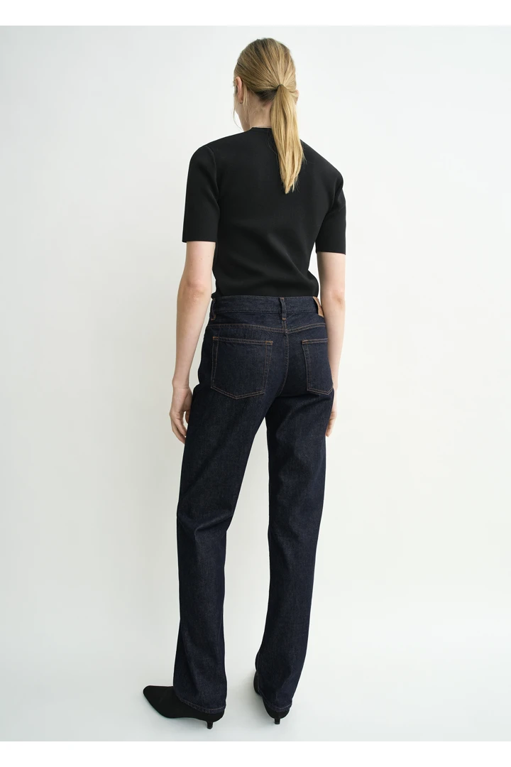 TOTEME 로우 스트레이트 데님 린스드 블루의 린스드 블루컬러 2번쨰 이미지입니다.