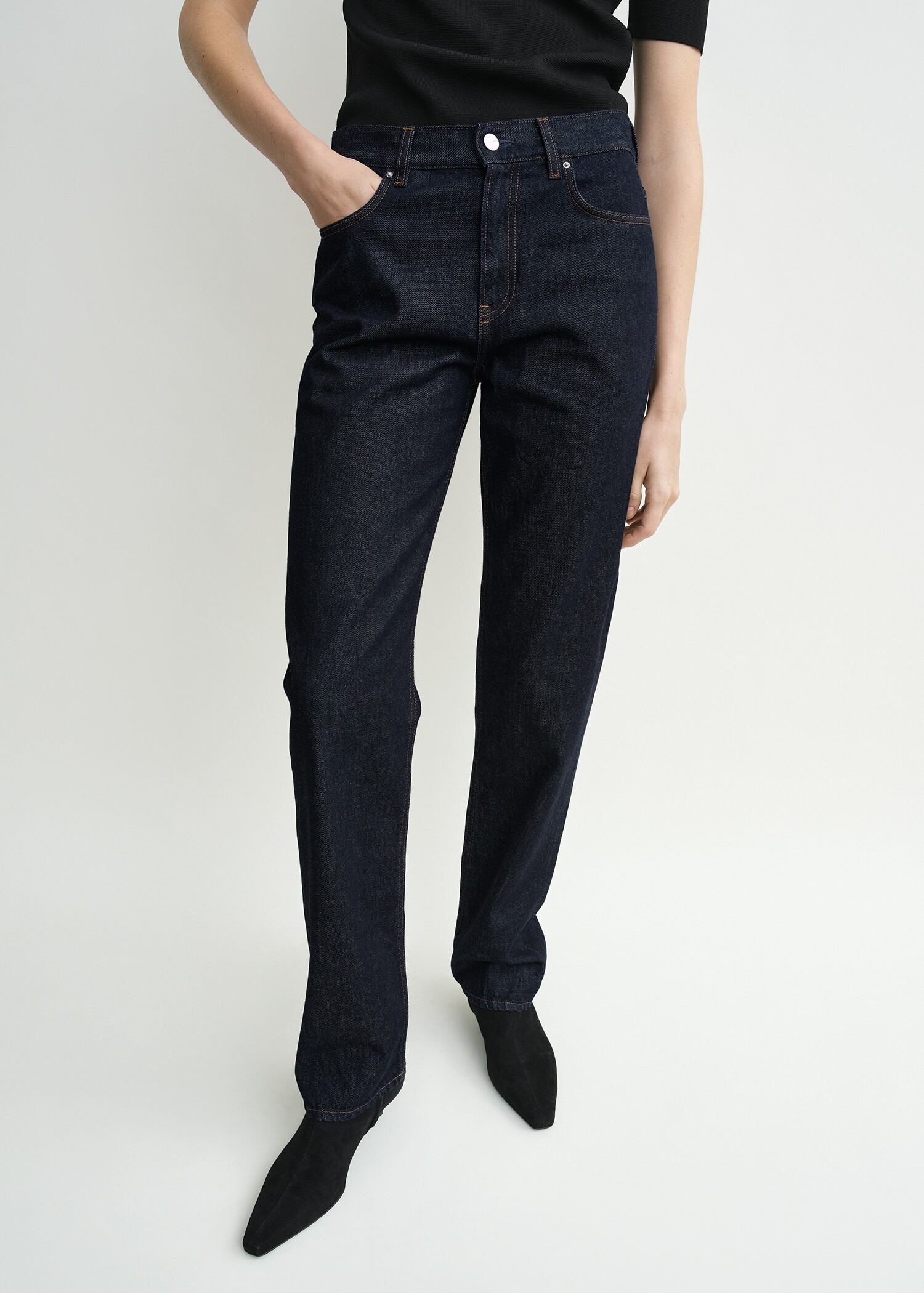 TOTEME 로우 스트레이트 데님 린스드 블루의 린스드 블루컬러 3번쨰 이미지입니다.