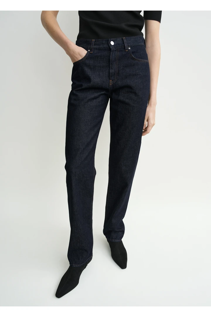 TOTEME 로우 스트레이트 데님 린스드 블루의 린스드 블루컬러 3번쨰 이미지입니다.