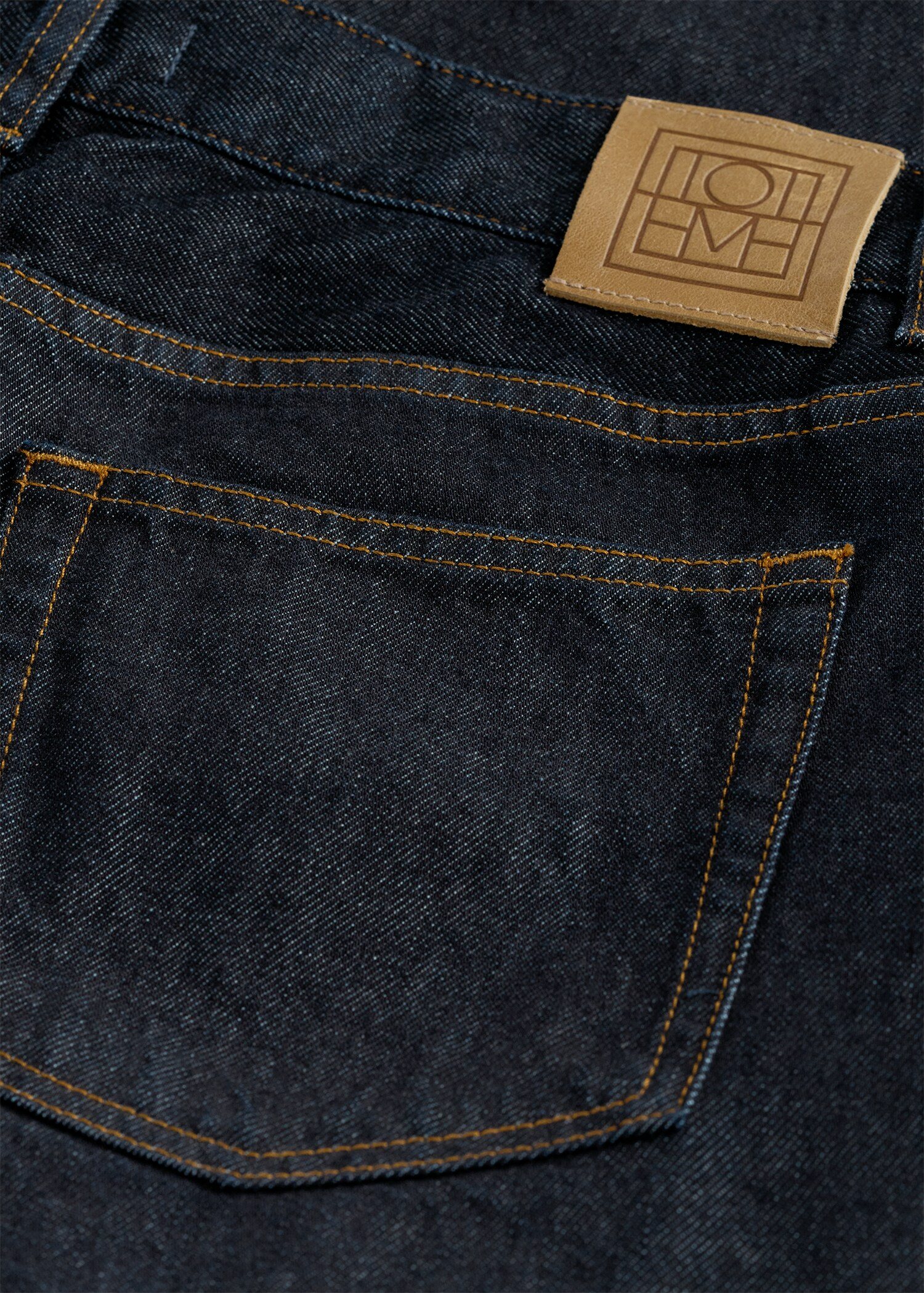 TOTEME 로우 스트레이트 데님 린스드 블루의 린스드 블루컬러 4번쨰 이미지입니다.