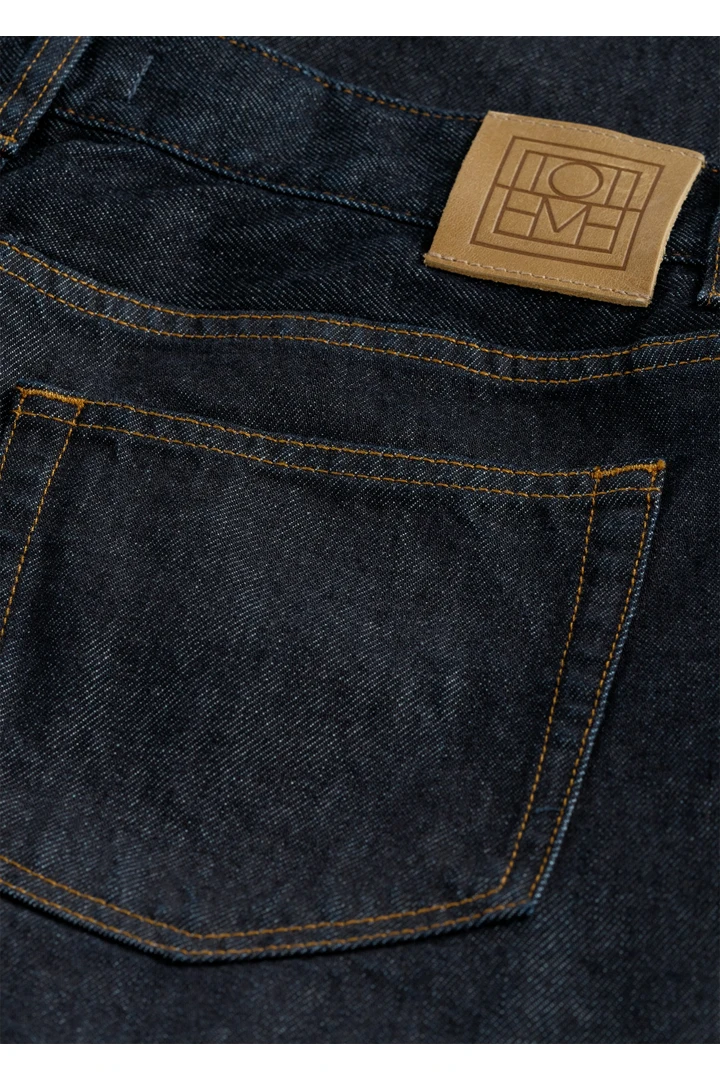 TOTEME 로우 스트레이트 데님 린스드 블루의 린스드 블루컬러 4번쨰 이미지입니다.