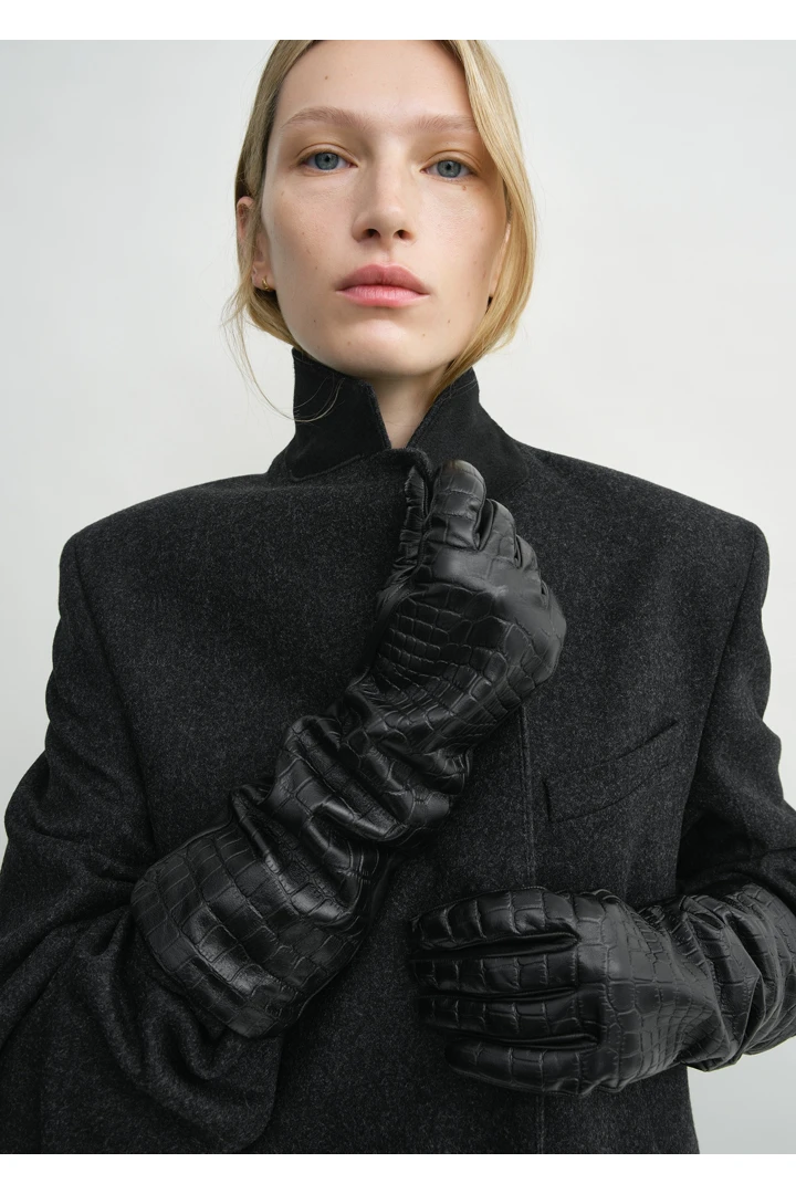 TOTEME 레더 글러브스 블랙의 블랙컬러 1번쨰 이미지입니다.