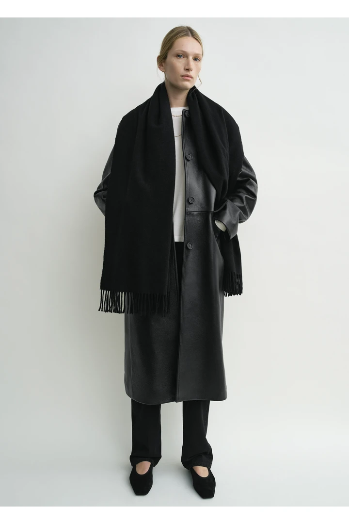 TOTEME 캐시미어 스카프 블랙의 블랙컬러 1번쨰 이미지입니다.