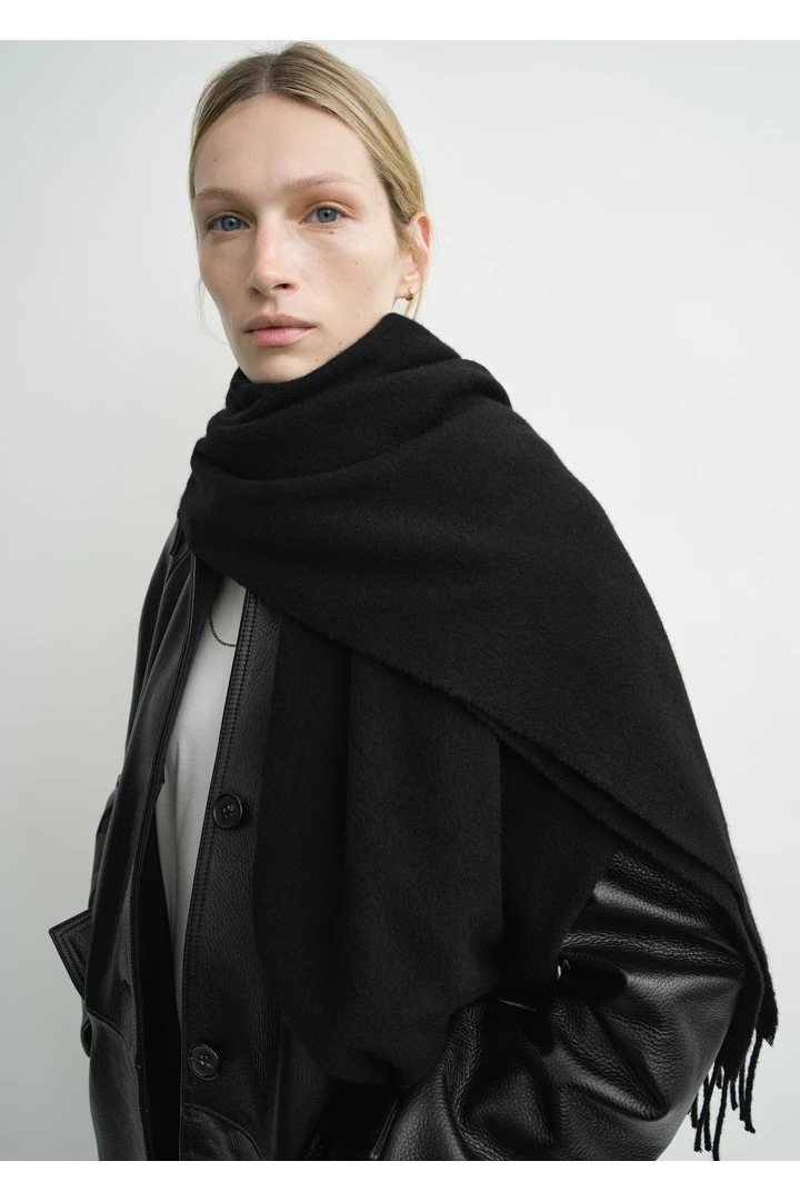 TOTEME 캐시미어 스카프 블랙의 블랙컬러 2번쨰 이미지입니다.