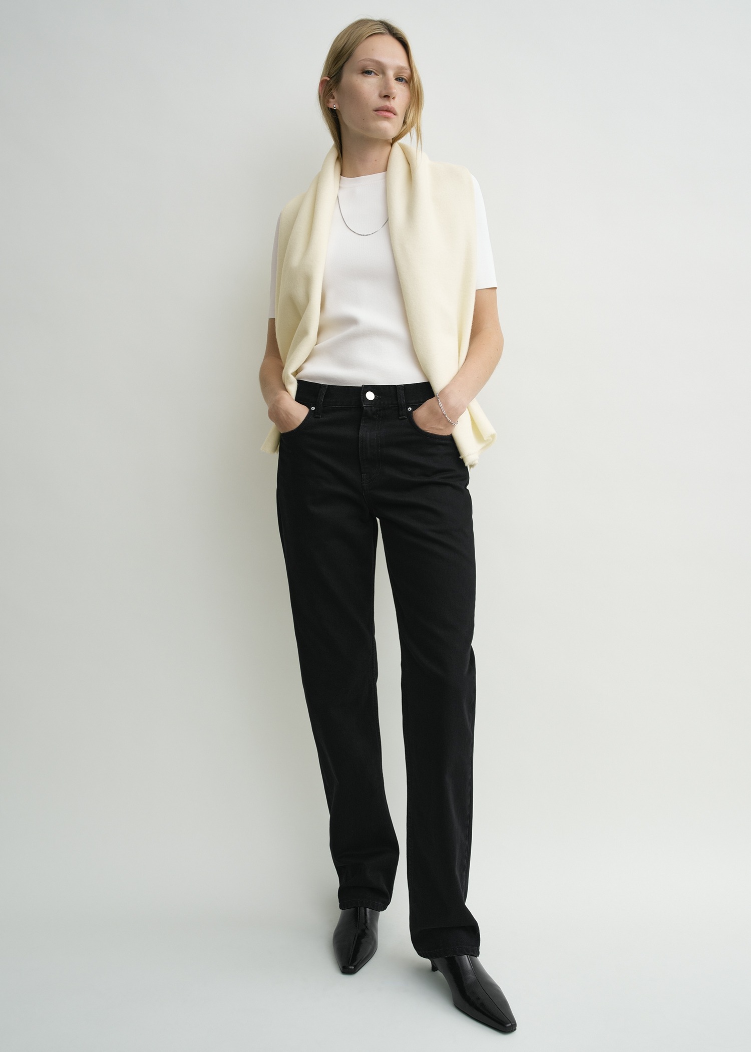 TOTEME 클래식 윈터 스카프 오프 화이트의 오프 화이트컬러 1번쨰 이미지입니다.