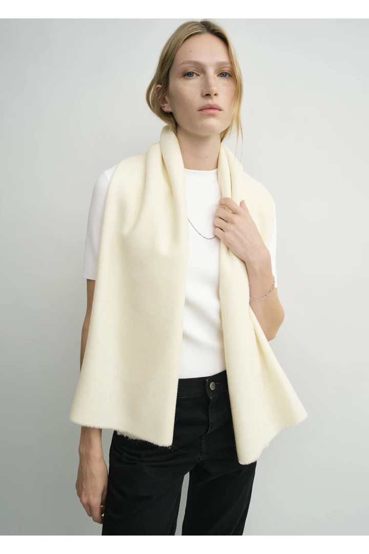 TOTEME 클래식 윈터 스카프 오프 화이트의 오프 화이트컬러 2번쨰 이미지입니다.