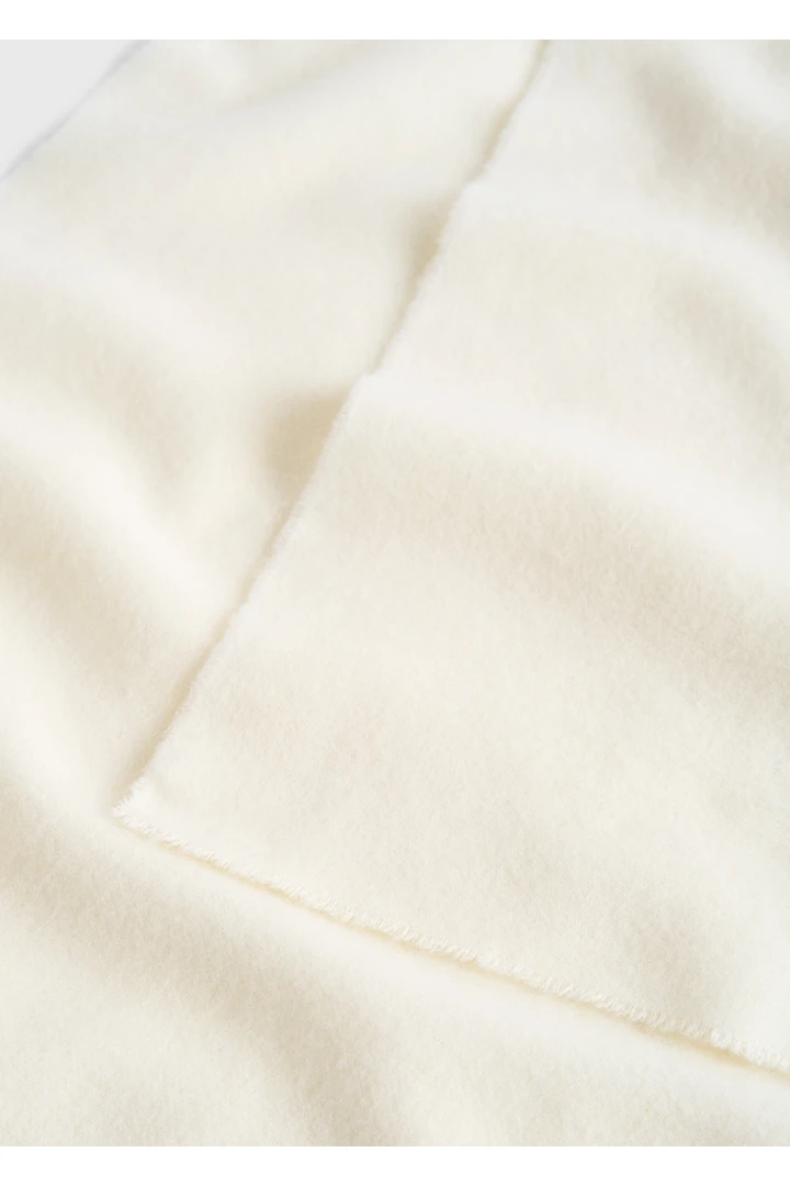 TOTEME 클래식 윈터 스카프 오프 화이트의 오프 화이트컬러 3번쨰 이미지입니다.