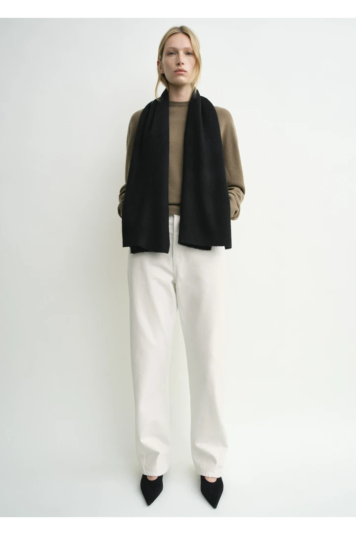 TOTEME 클래식 윈터 스카프 블랙의 블랙컬러 1번쨰 이미지입니다.