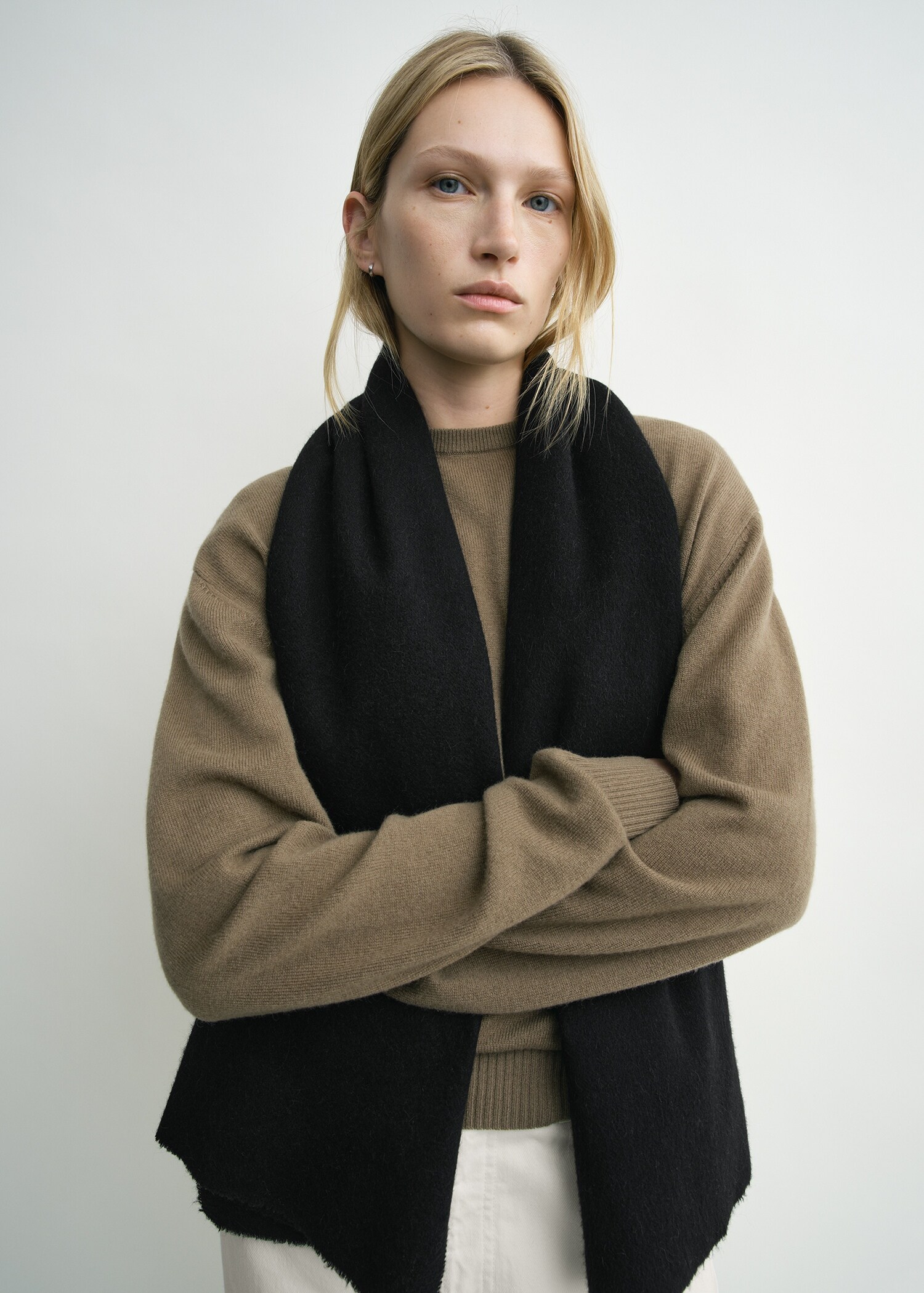 TOTEME 클래식 윈터 스카프 블랙의 블랙컬러 2번쨰 이미지입니다.