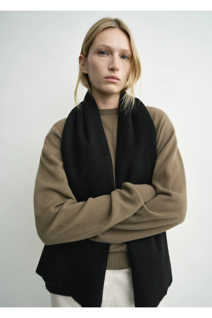 TOTEME 클래식 윈터 스카프 블랙의 블랙컬러 2번쨰 이미지입니다.