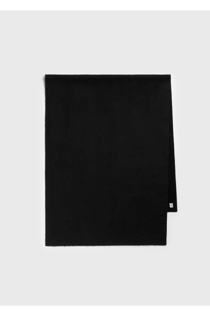 TOTEME 클래식 윈터 스카프 블랙의 블랙컬러 4번쨰 이미지입니다.