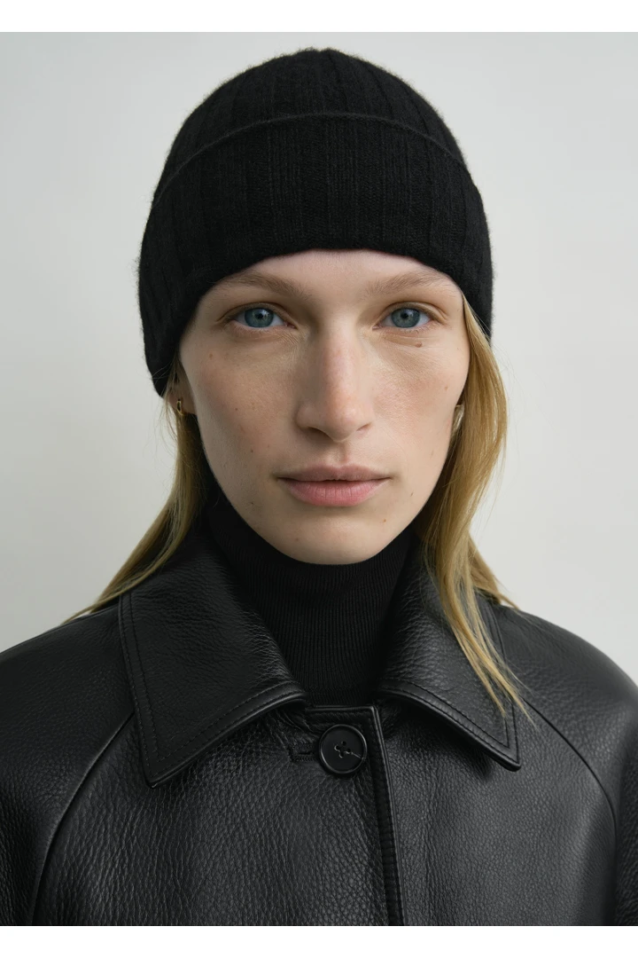 TOTEME 캐시미어 비니 블랙의 블랙컬러 1번쨰 이미지입니다.
