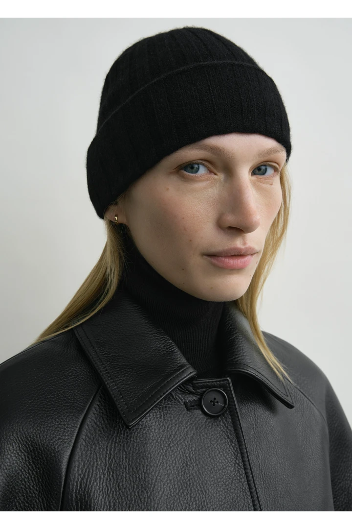 TOTEME 캐시미어 비니 블랙의 블랙컬러 2번쨰 이미지입니다.