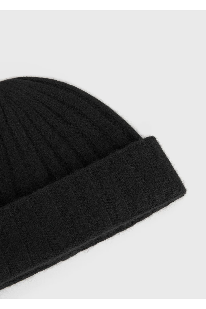 TOTEME 캐시미어 비니 블랙의 블랙컬러 3번쨰 이미지입니다.