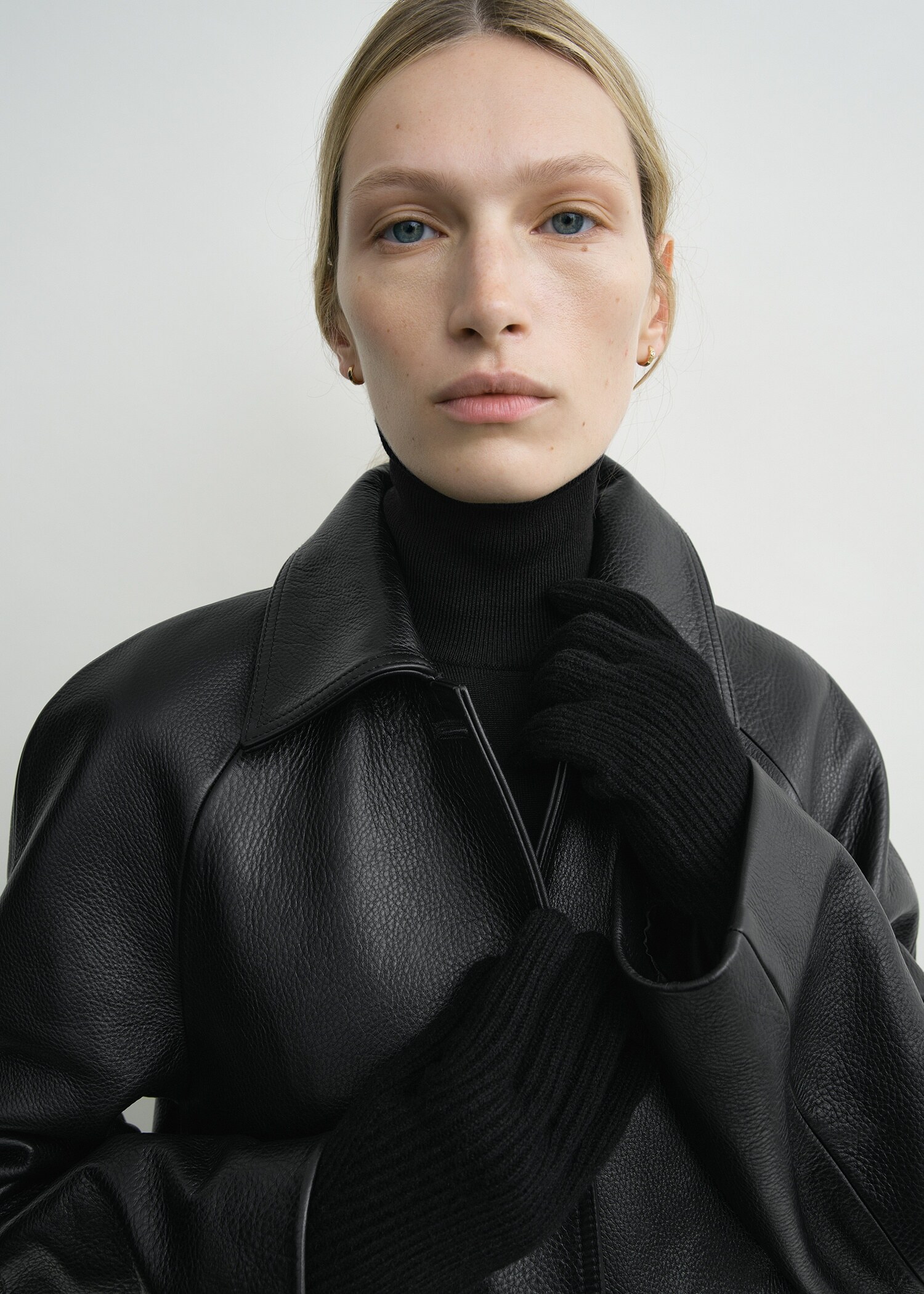 TOTEME 캐시미어 글러브스 블랙의 블랙컬러 1번쨰 이미지입니다.