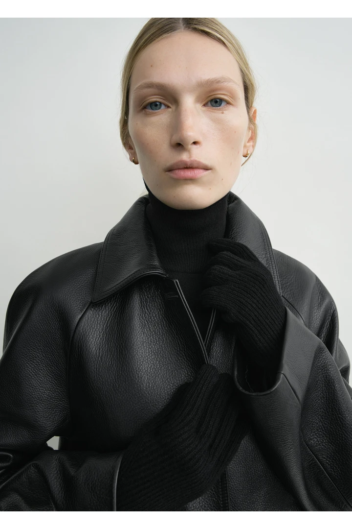 TOTEME 캐시미어 글러브스 블랙의 블랙컬러 1번쨰 이미지입니다.