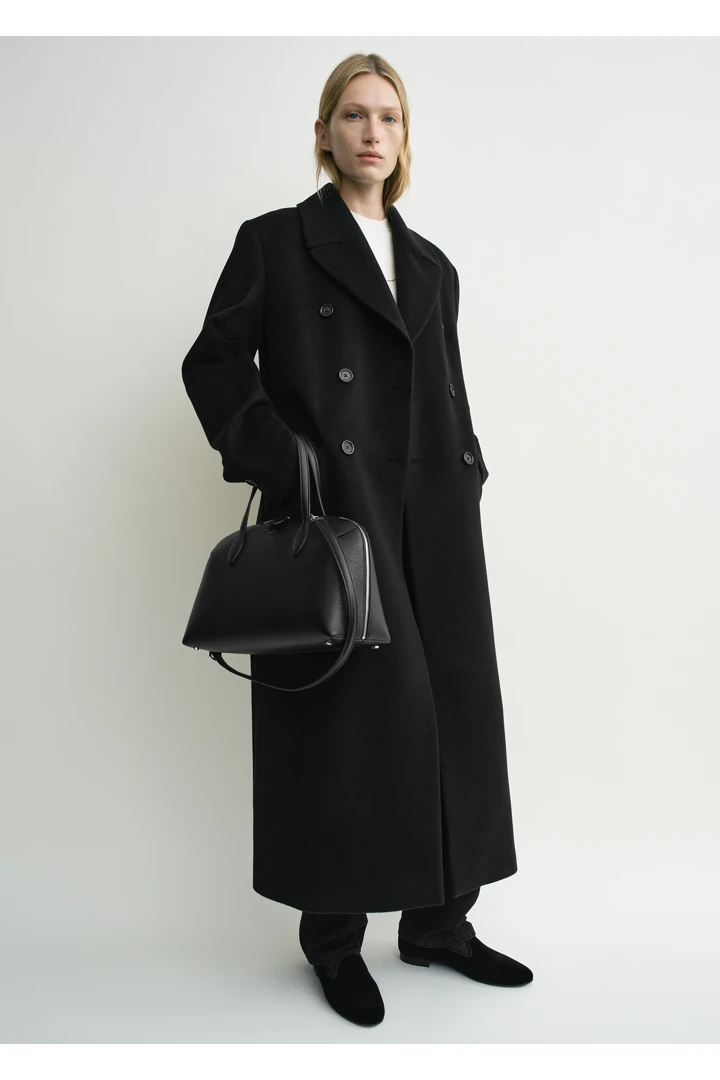 TOTEME 미디엄 그레인드 레더 데이 토트 블랙의 블랙컬러 1번쨰 이미지입니다.